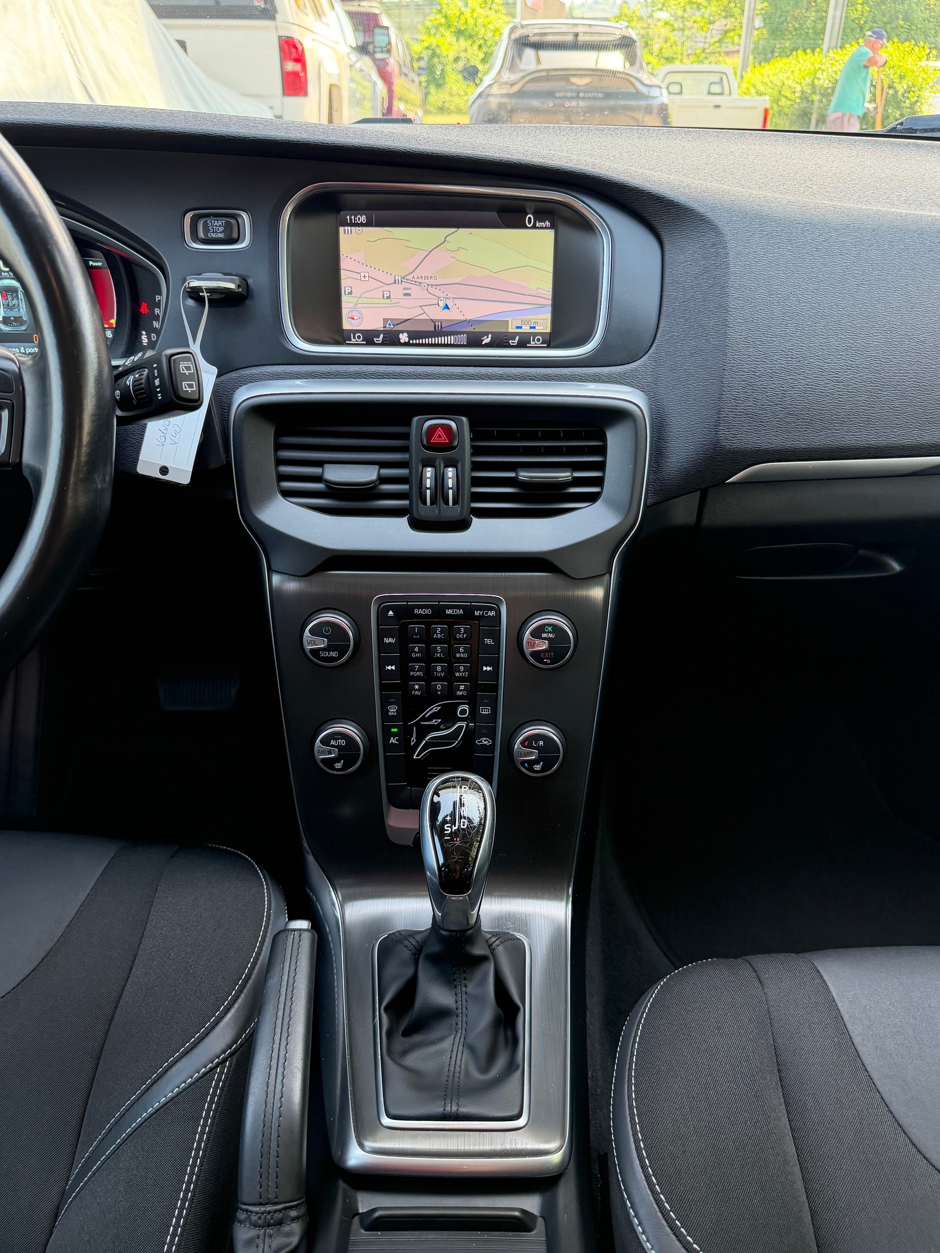 VOLVO V40 D3 Momentum Geartronic-image-10