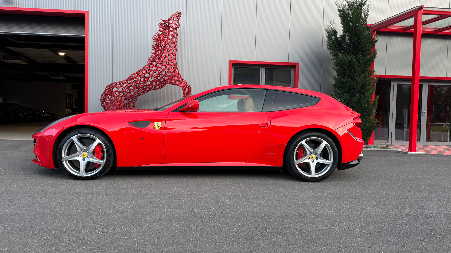 FERRARI FF-showroom-element-3