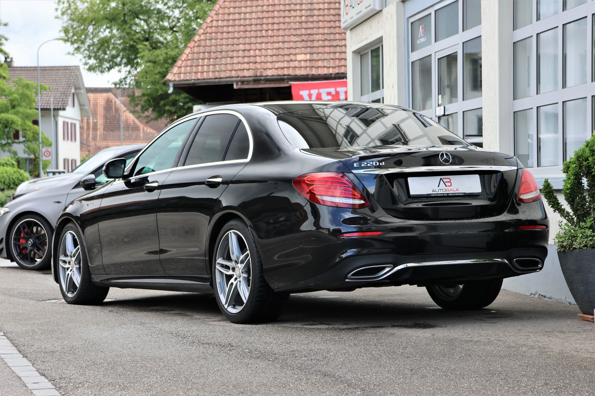 MERCEDES-BENZ E 220 d AMG Line 9G-Tronic (CH)-image-2