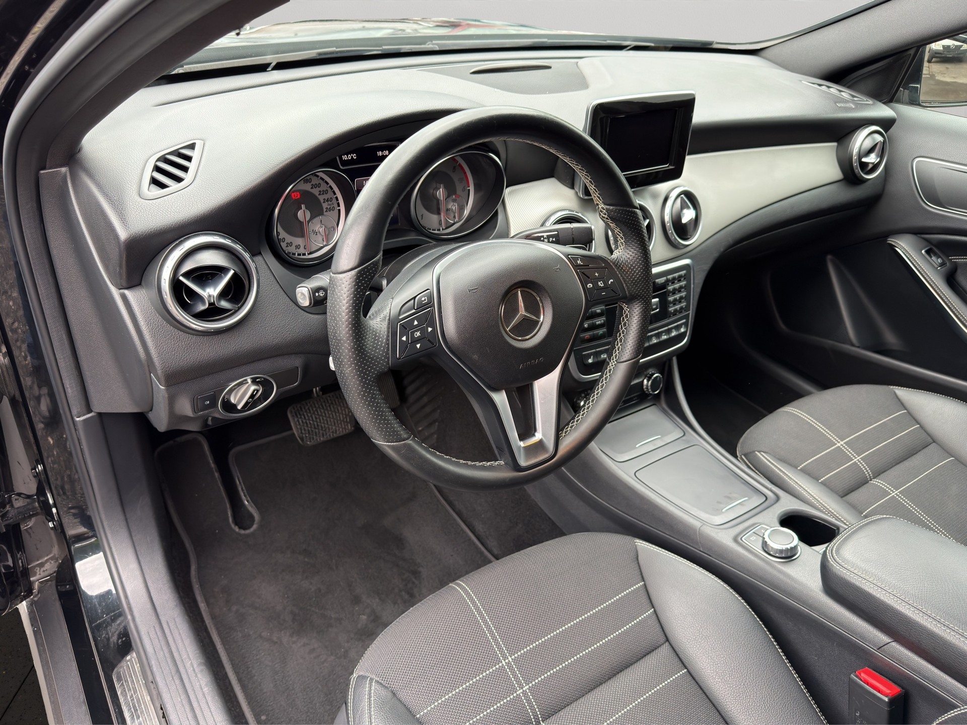 MERCEDES-BENZ GLA 200 CDI Swiss Star Edition 4Matic 7G-DCT-image-6