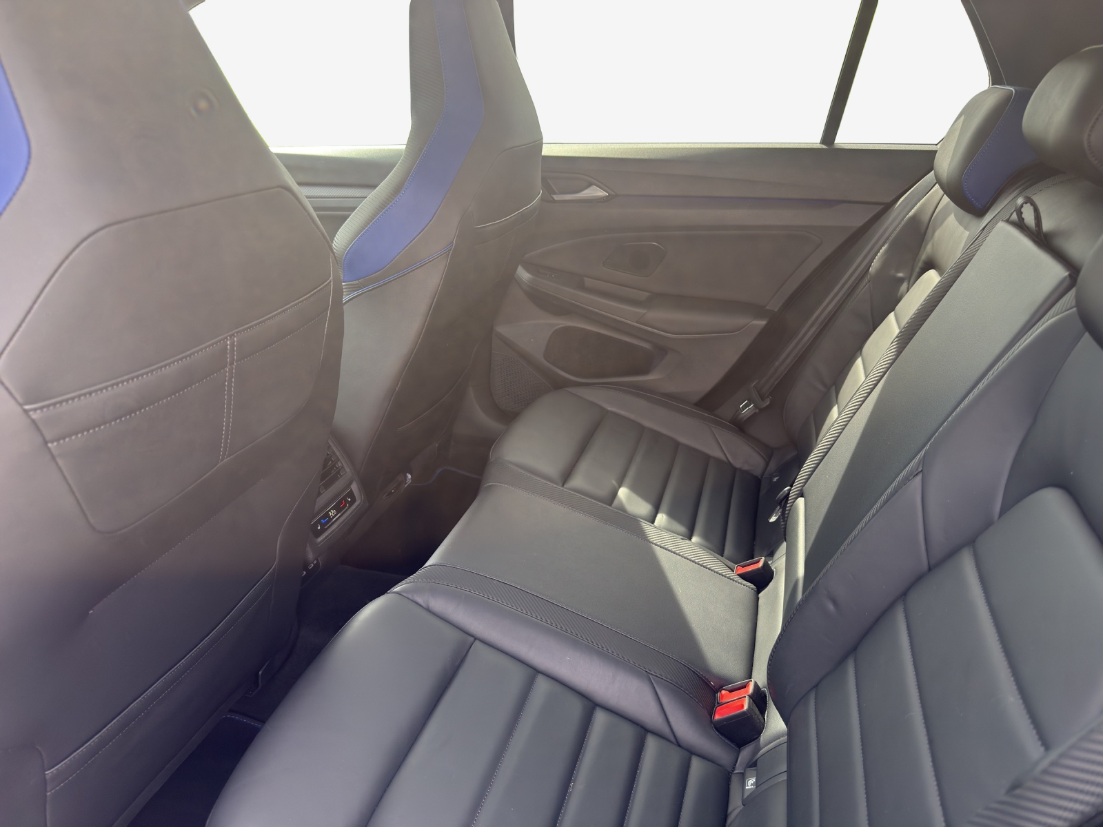 VW Golf 2.0 TSI R DSG 4Motion-image-11
