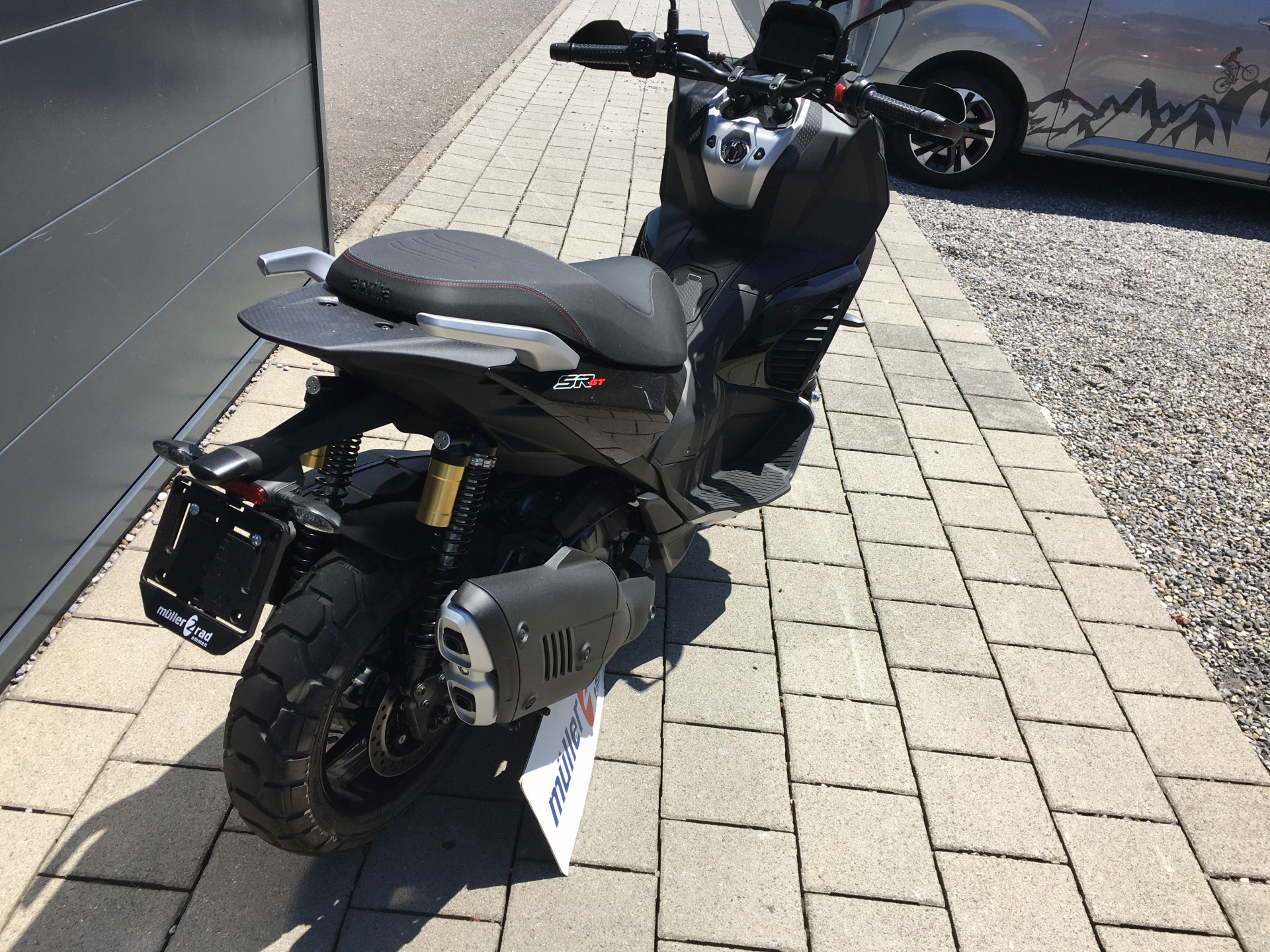 APRILIA SR GT 400-showroom-element-1