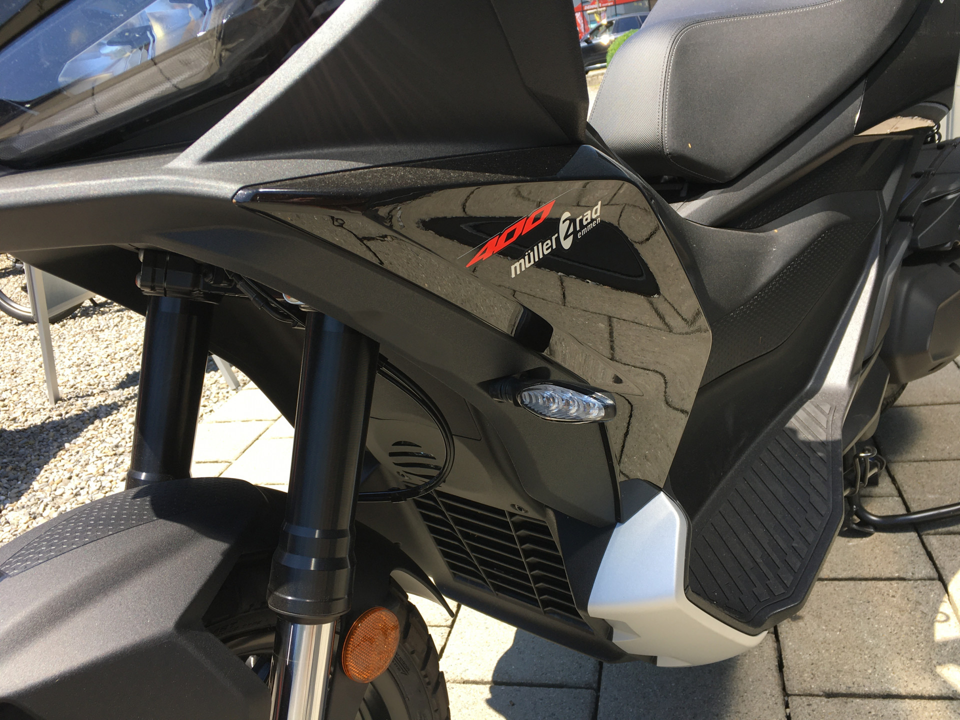 APRILIA SR GT 400-showroom-element-2