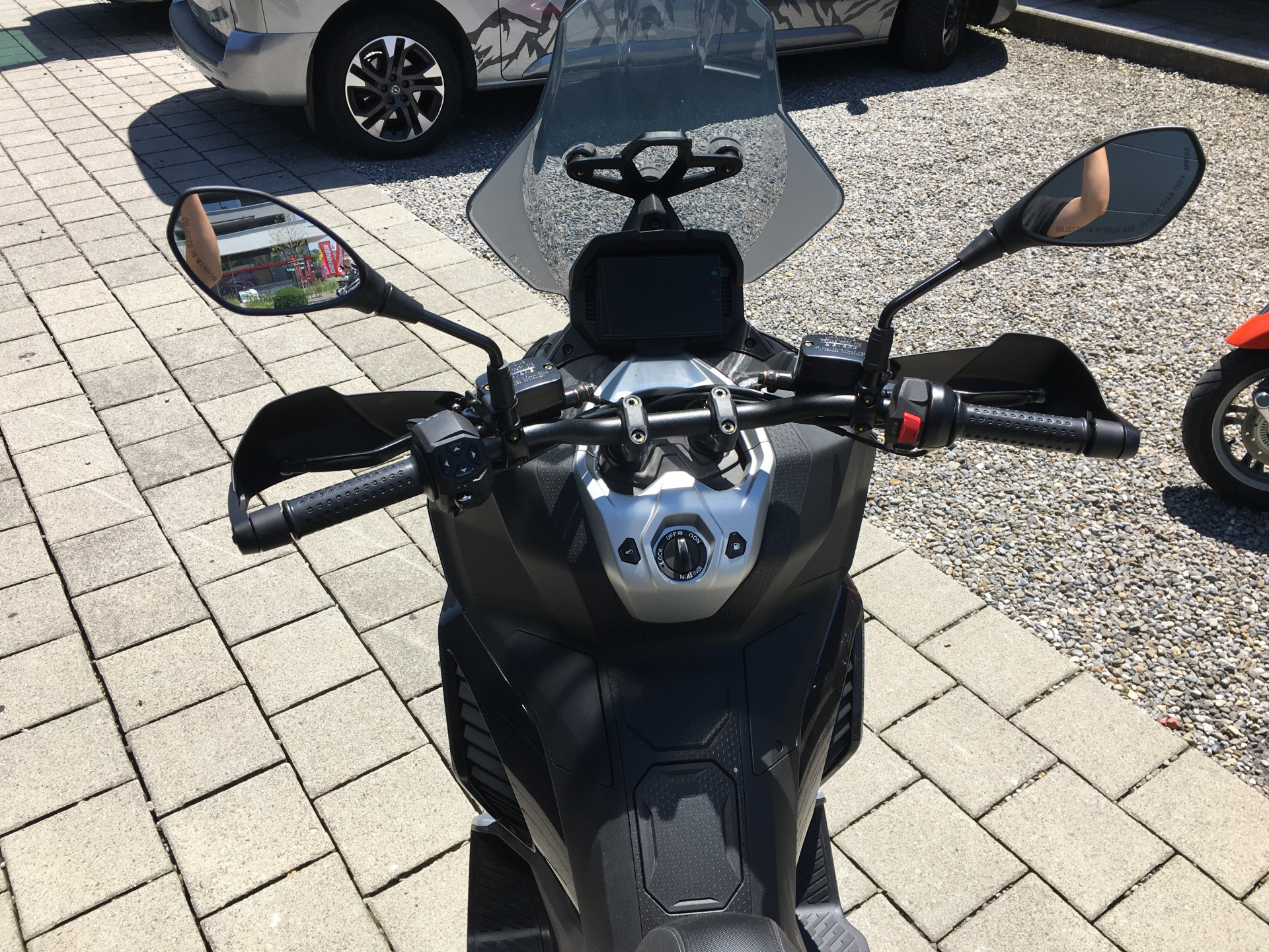 APRILIA SR GT 400-showroom-element-3