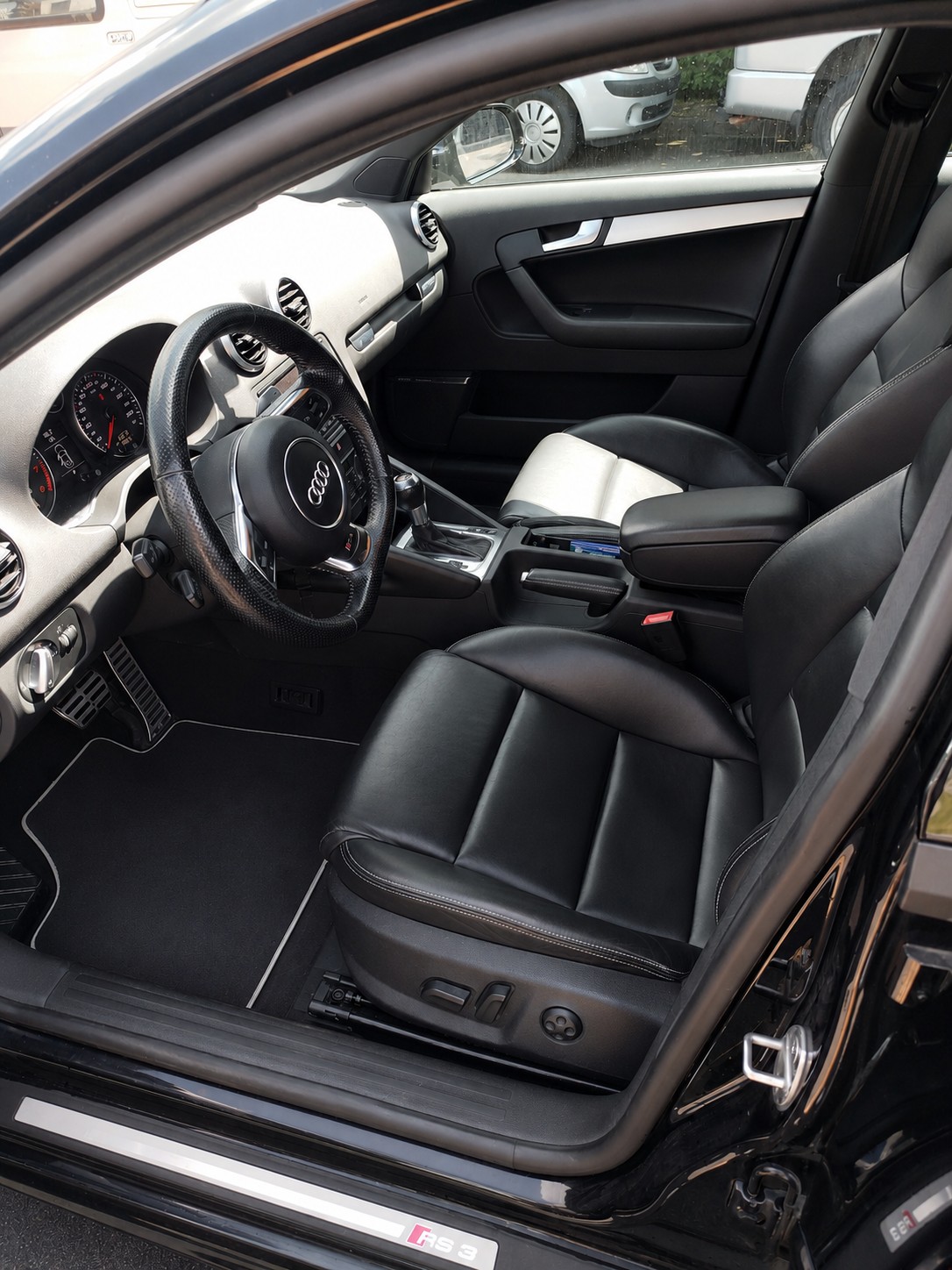 AUDI 2.5 T FSI quattro S-Tronic-image-3
