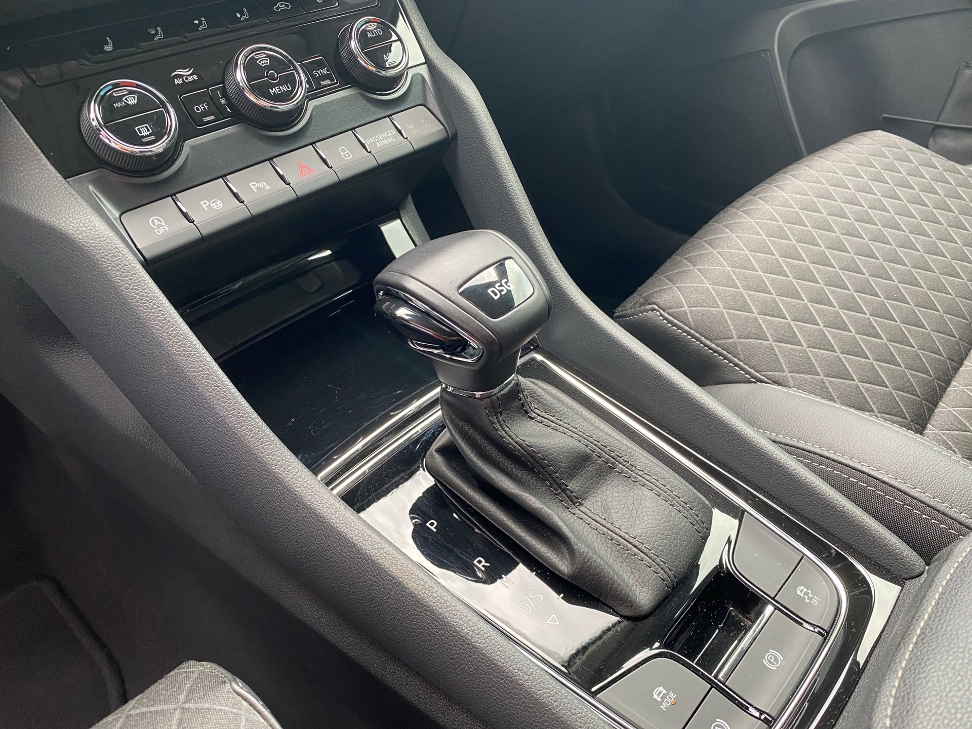 SKODA Karoq 1.5 TSI ACT Ambition DSG-image-13