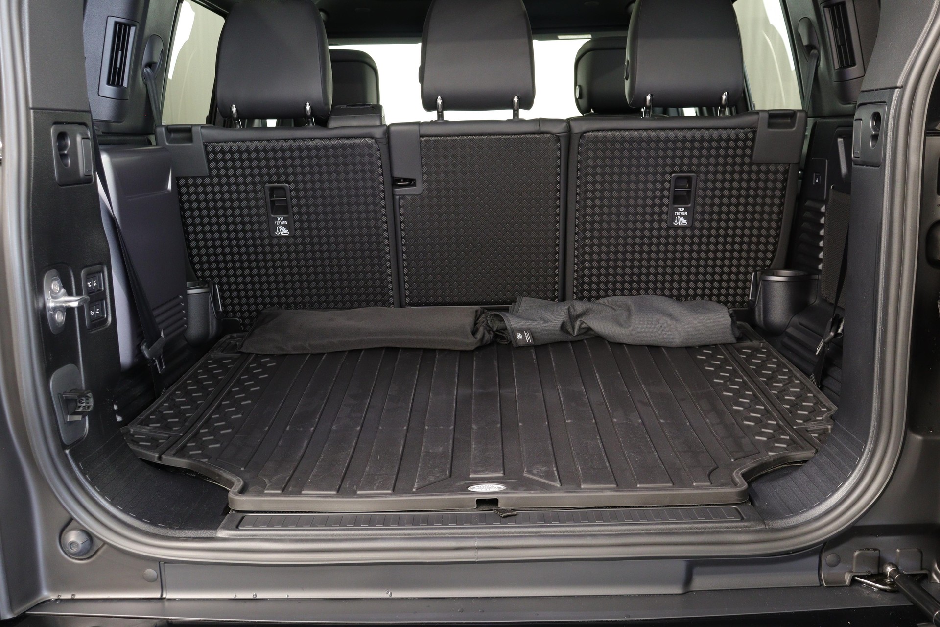 LAND ROVER Defender 110 3.0 D I6 300 X-Dynamic HSE-image-11