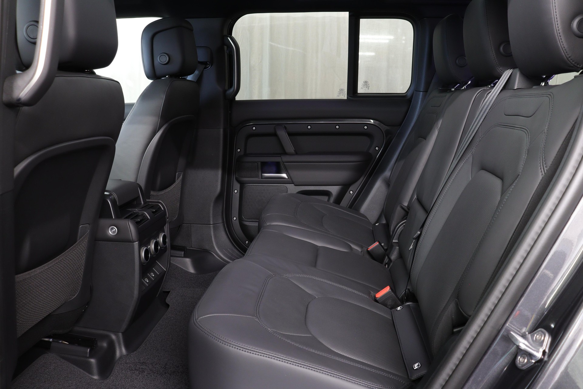 LAND ROVER Defender 110 3.0 D I6 300 X-Dynamic HSE-image-2