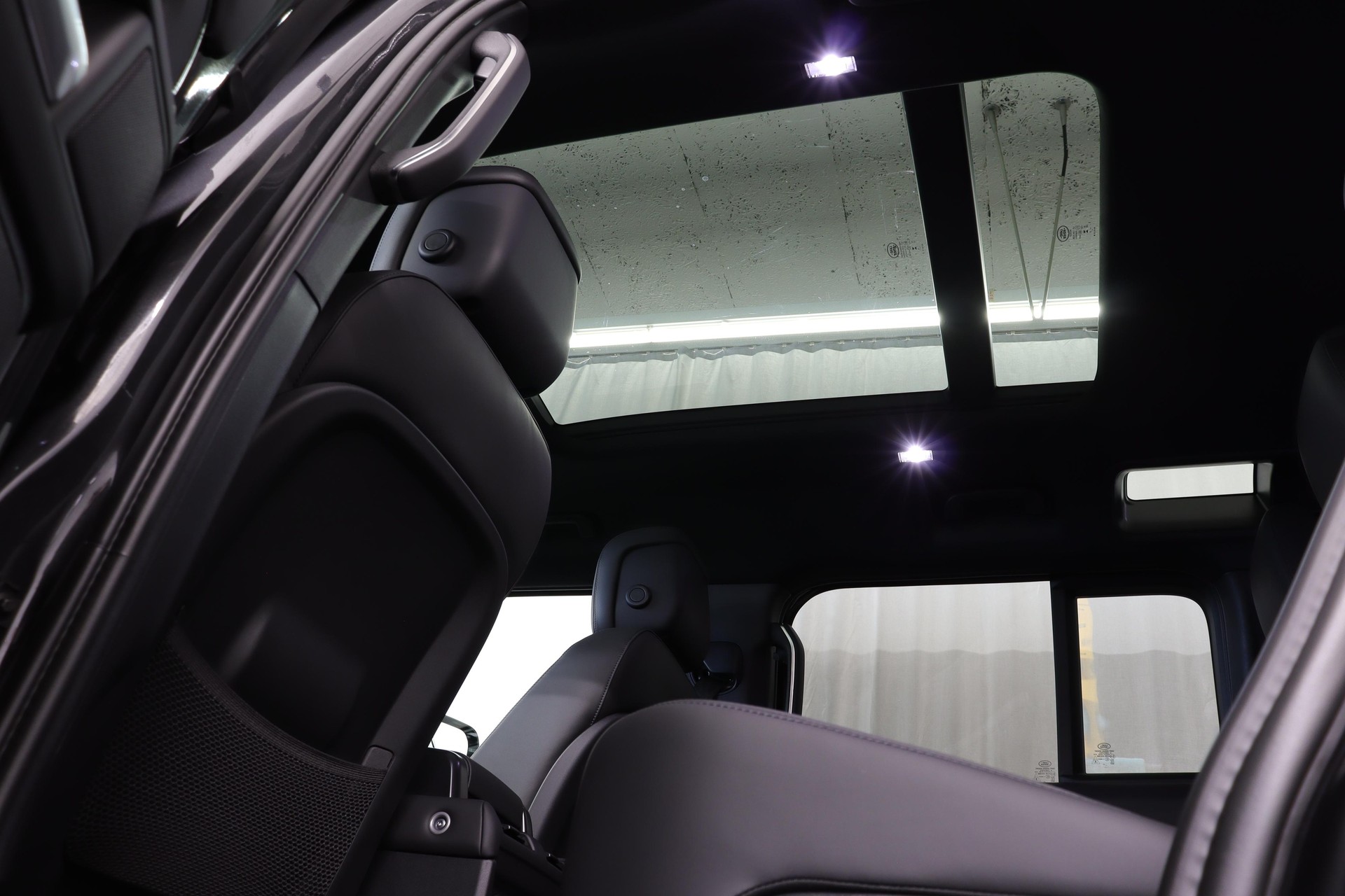 LAND ROVER Defender 110 3.0 D I6 300 X-Dynamic HSE-showroom-element-3