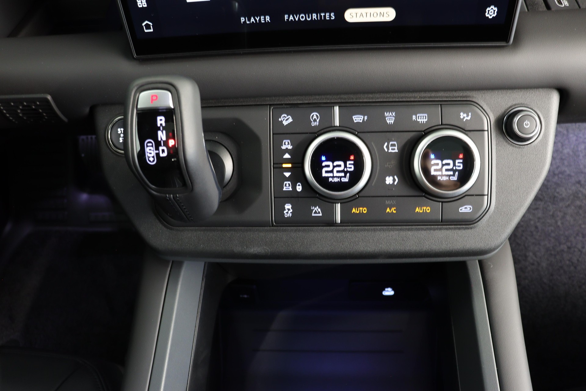 LAND ROVER Defender 110 3.0 D I6 300 X-Dynamic HSE-image-9