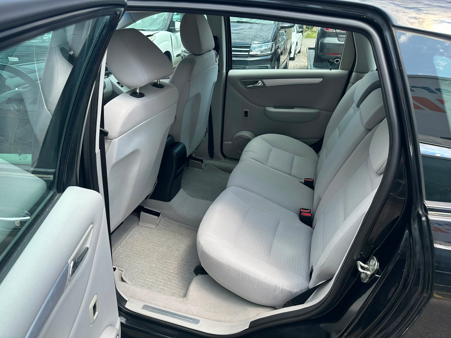 MERCEDES-BENZ B 200-image-9