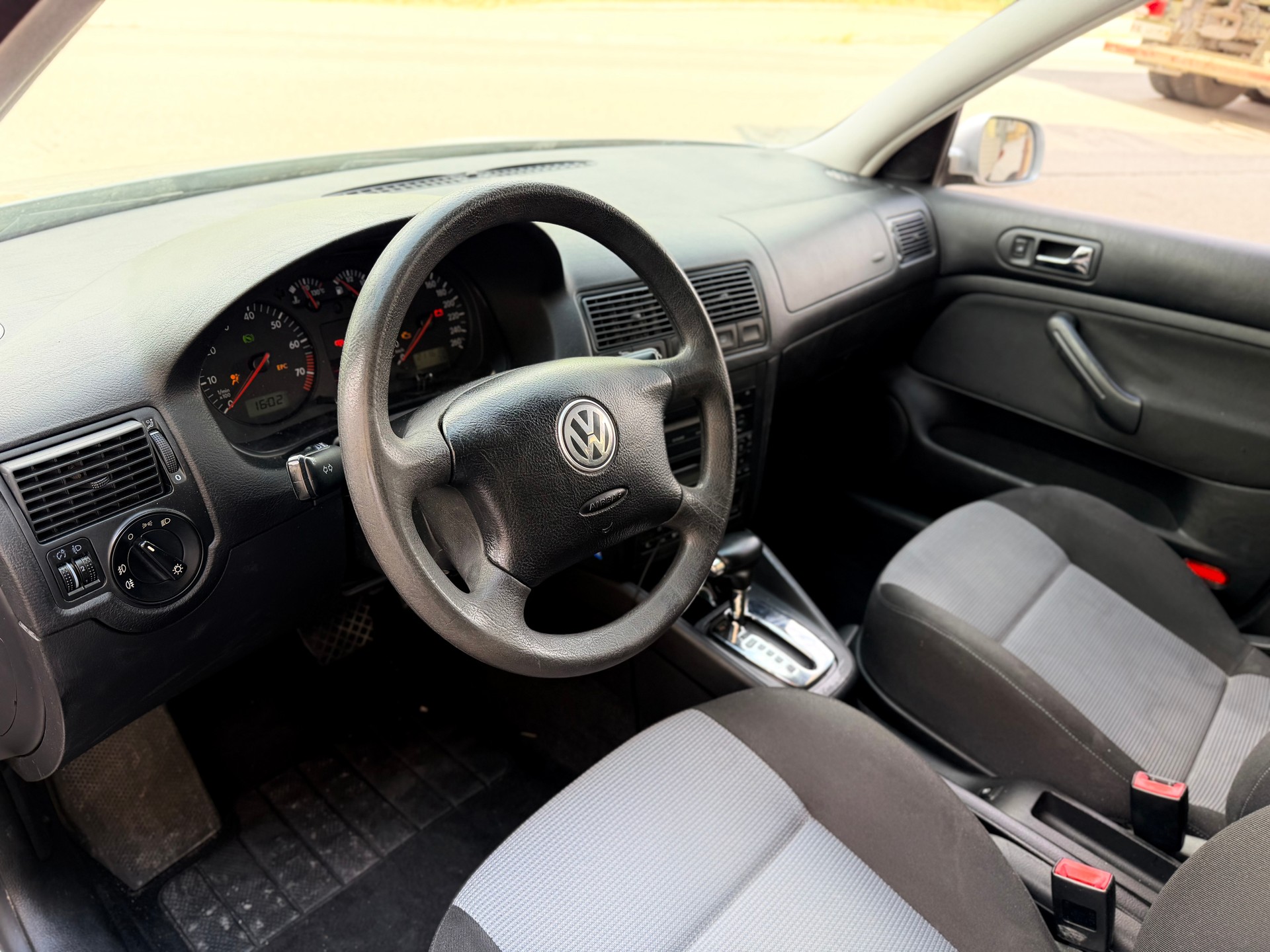 VW Golf 1.6 Comfortline Generation Automatic-image-4