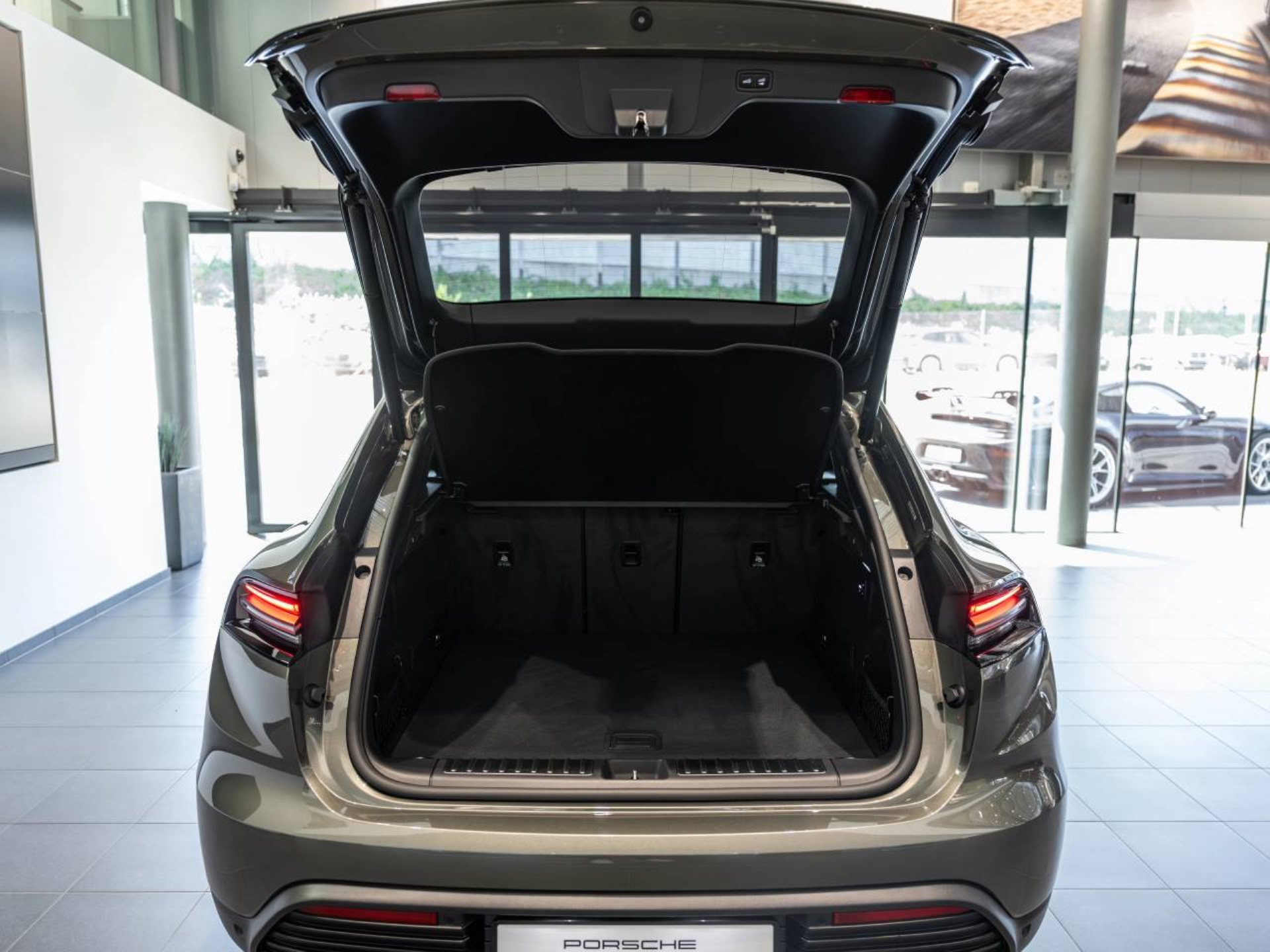 PORSCHE Macan 4-image-10