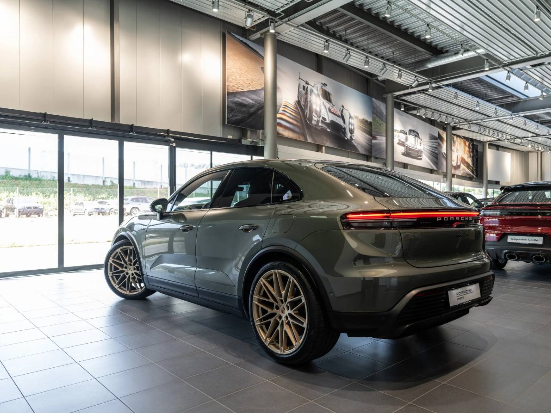 PORSCHE Macan 4-image-6