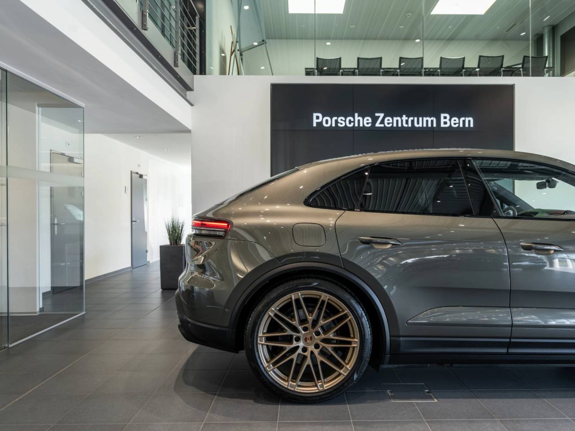PORSCHE Macan 4-image-11