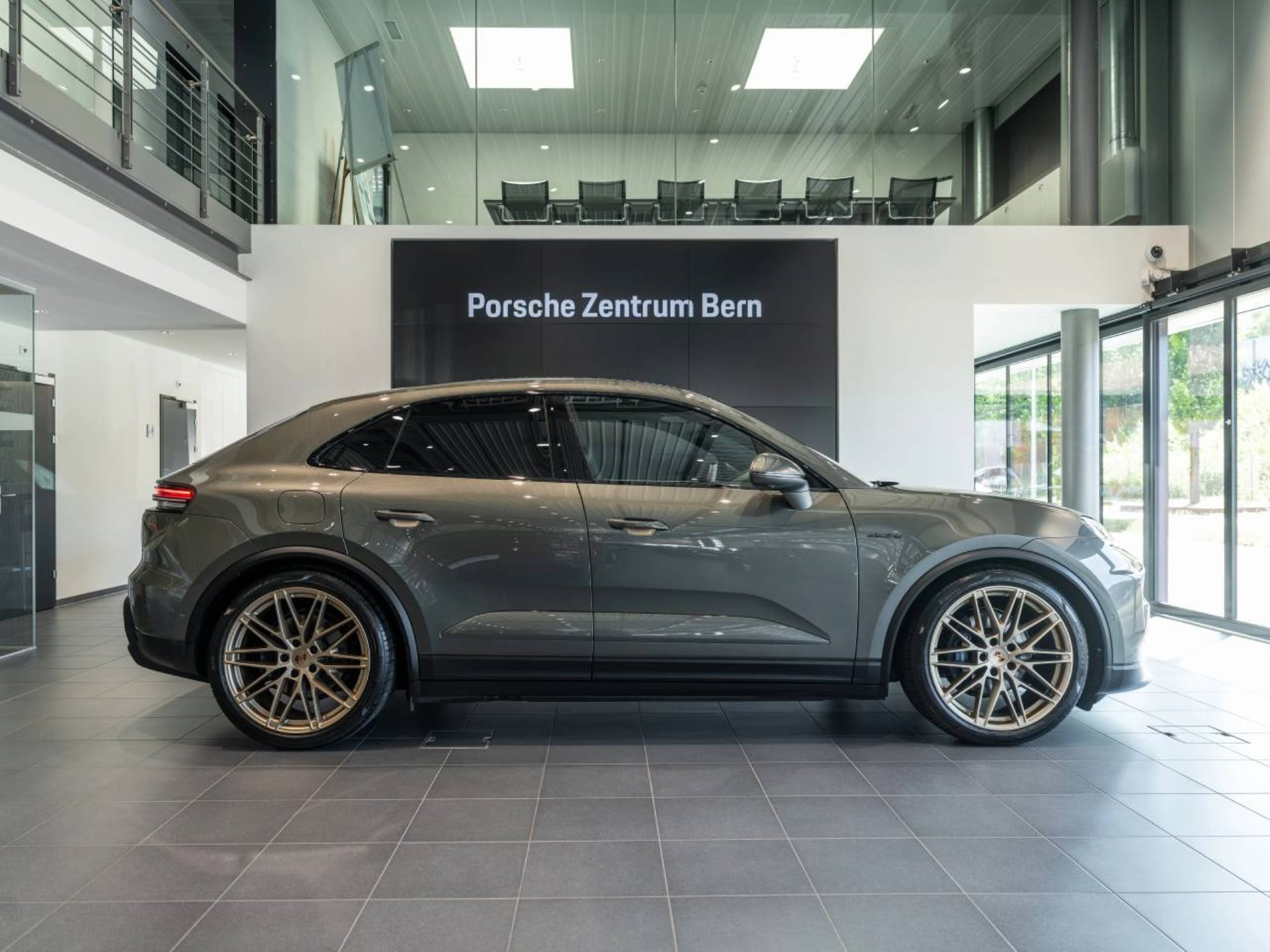 PORSCHE Macan 4-image-1