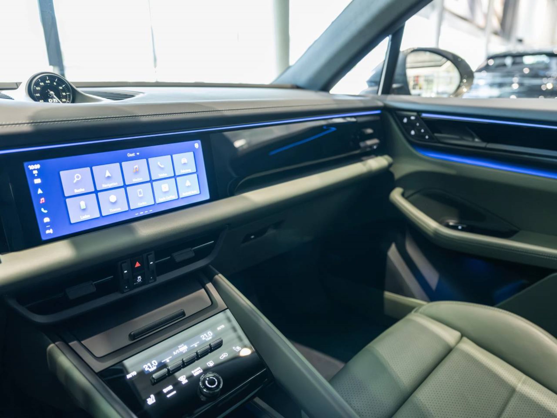 PORSCHE Macan 4-image-17