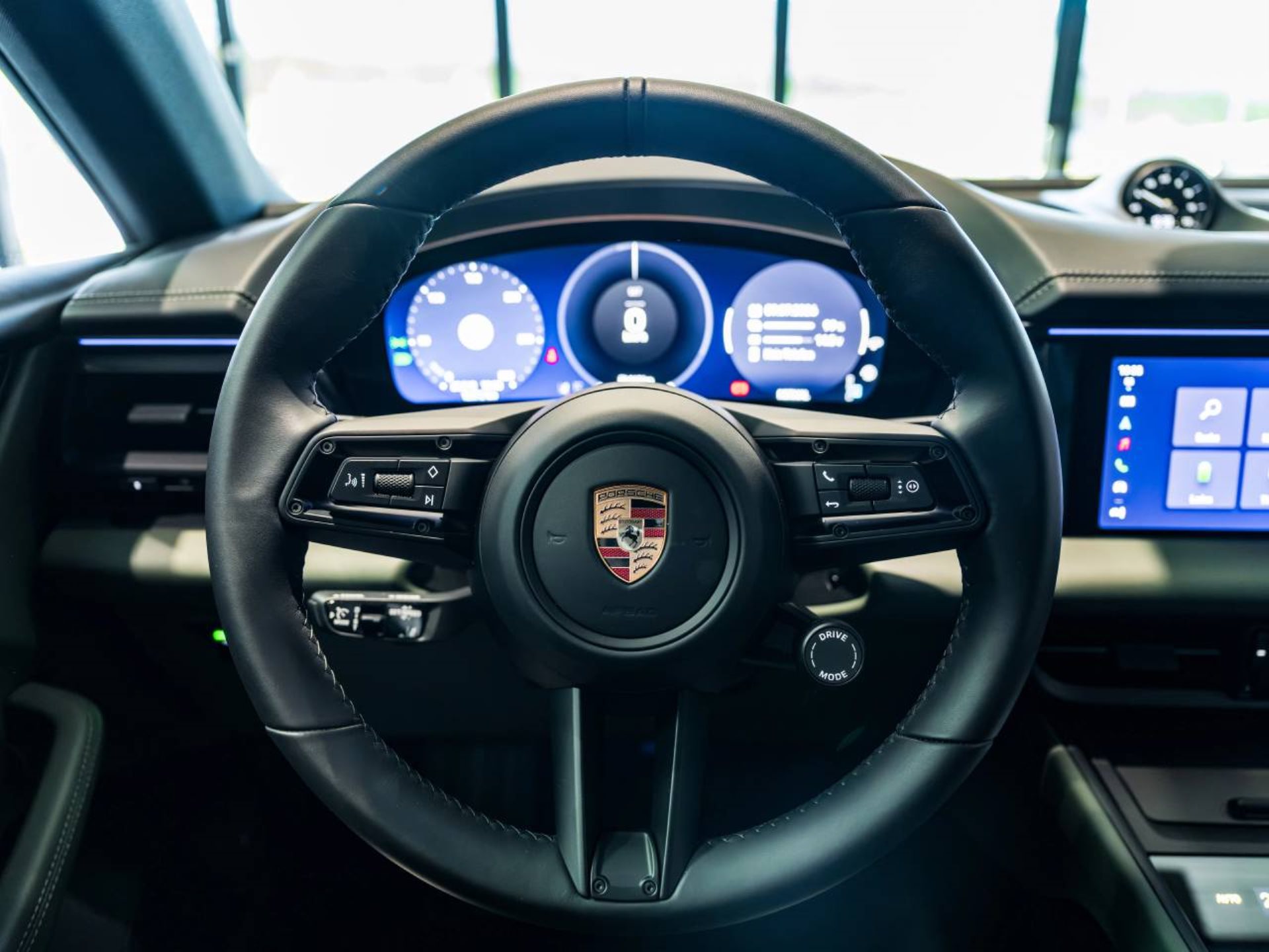 PORSCHE Macan 4-image-13