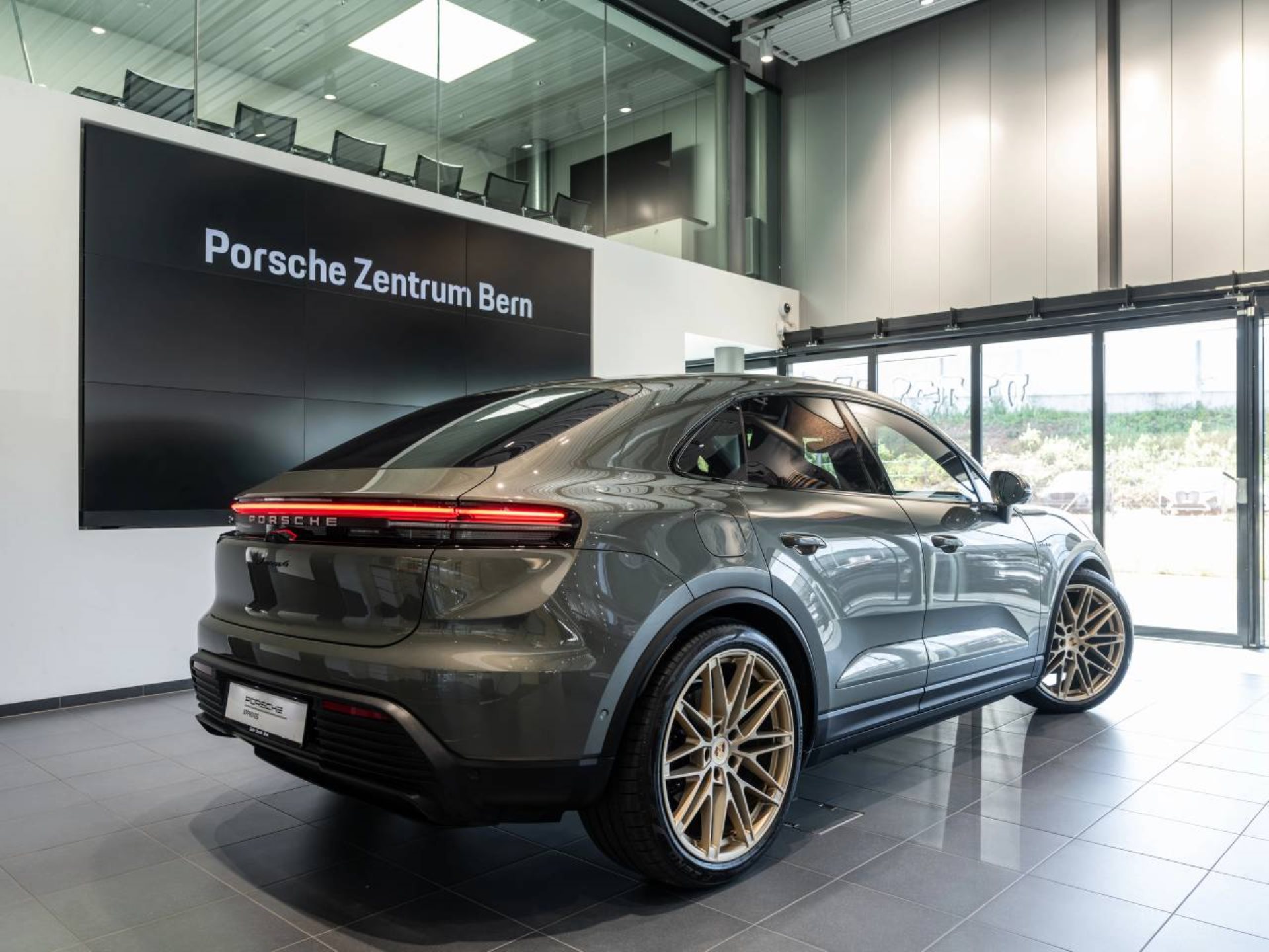 PORSCHE Macan 4-image-2