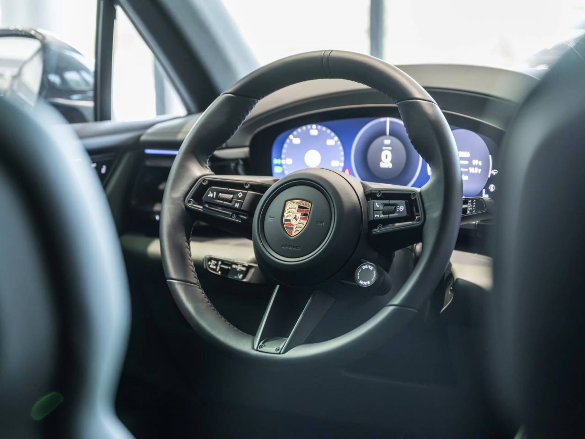 PORSCHE Macan 4-image-14