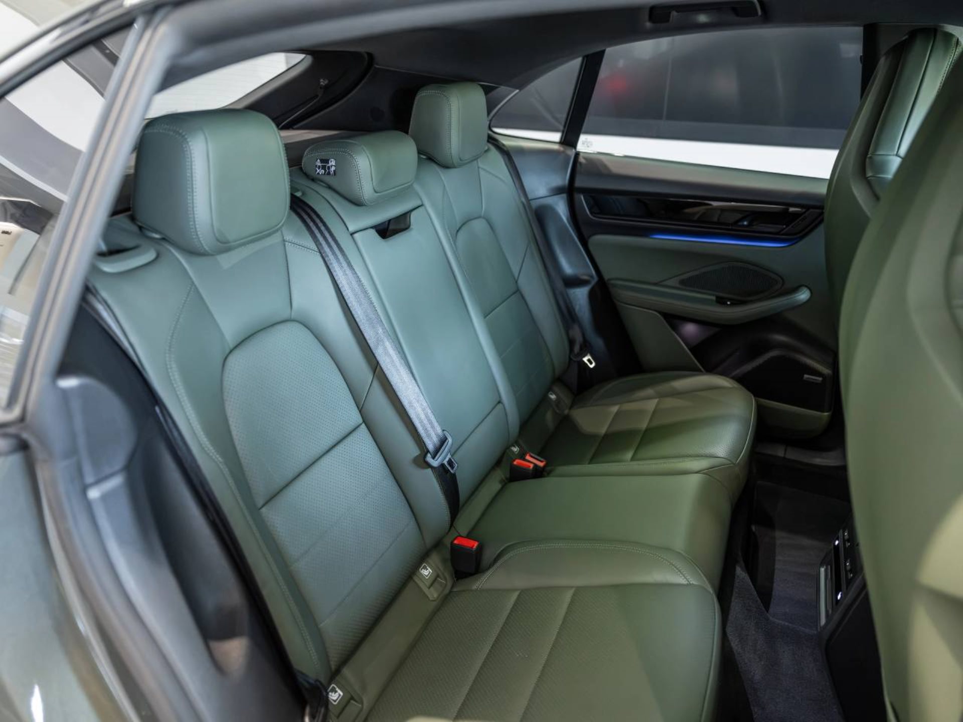 PORSCHE Macan 4-image-19