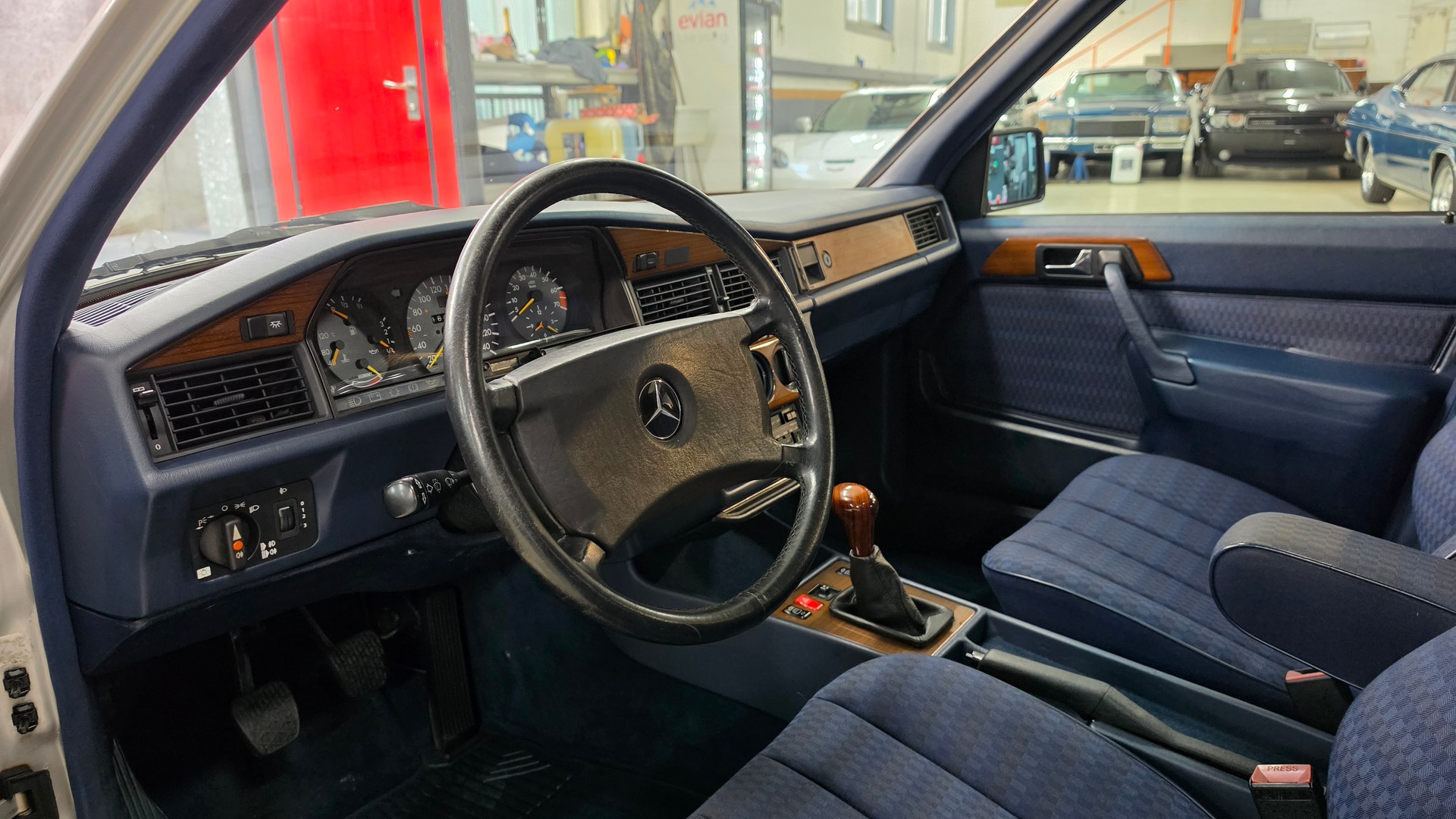 MERCEDES-BENZ 190 E 2.6 Handschalter-image-20