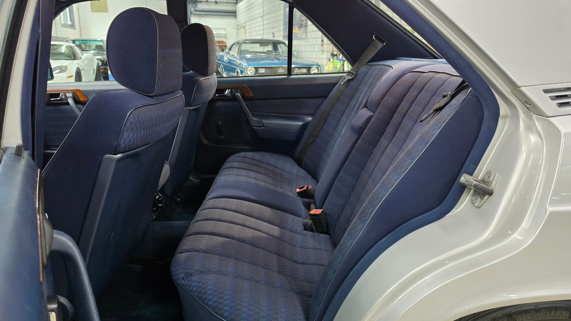 MERCEDES-BENZ 190 E 2.6 Handschalter-image-23