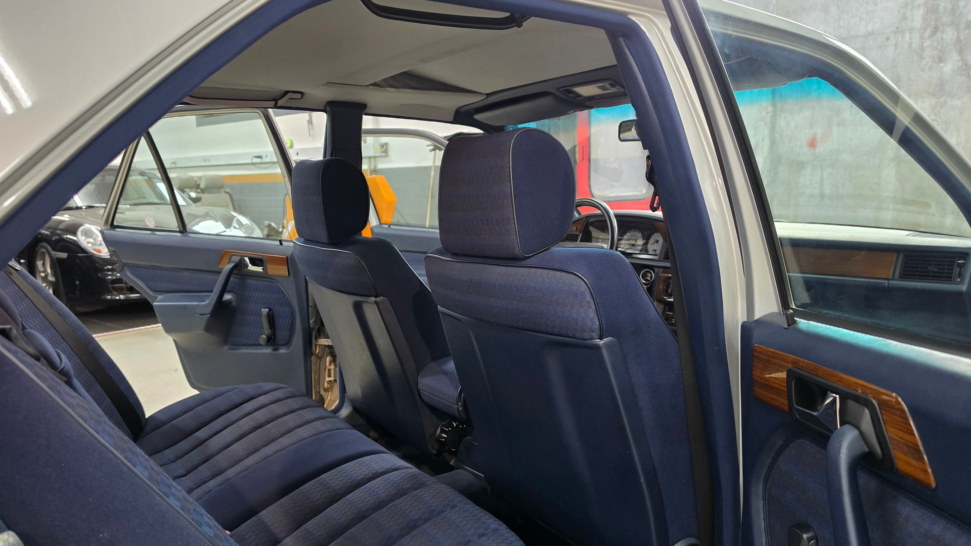 MERCEDES-BENZ 190 E 2.6 Handschalter-image-30