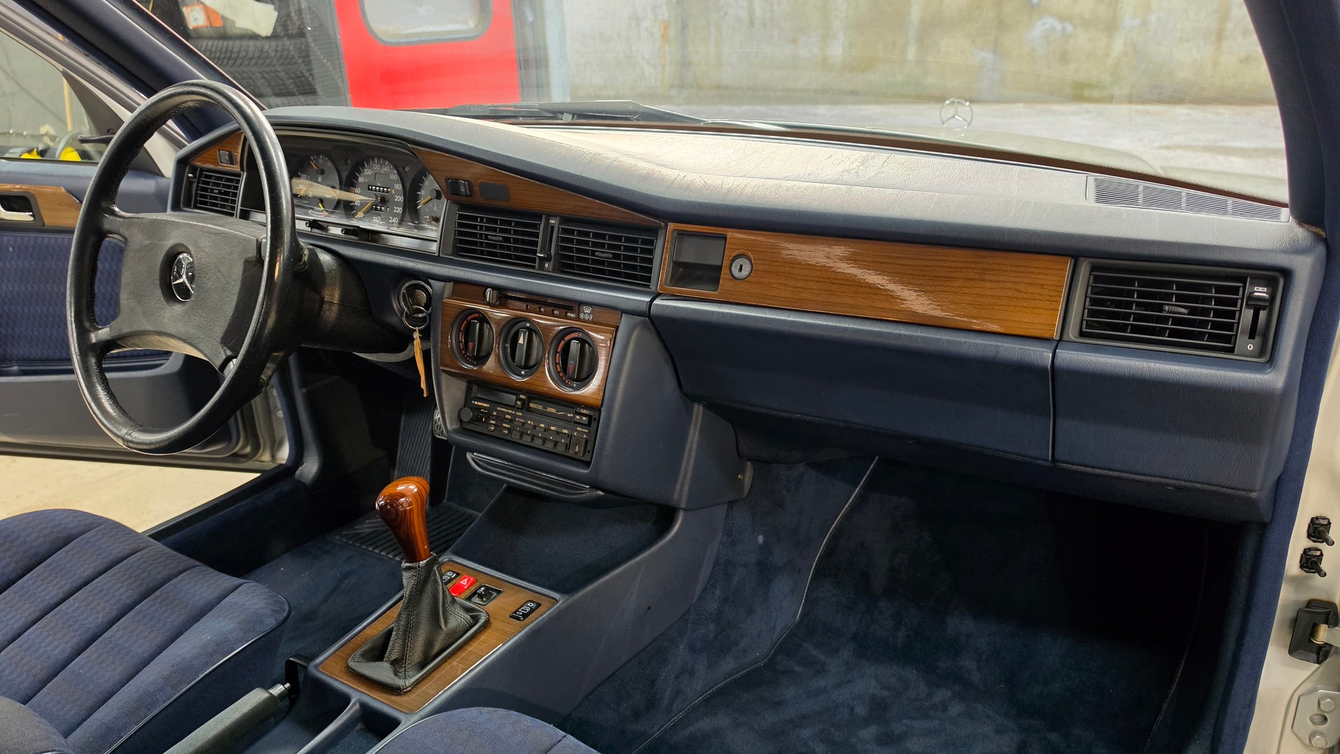 MERCEDES-BENZ 190 E 2.6 Handschalter-image-26