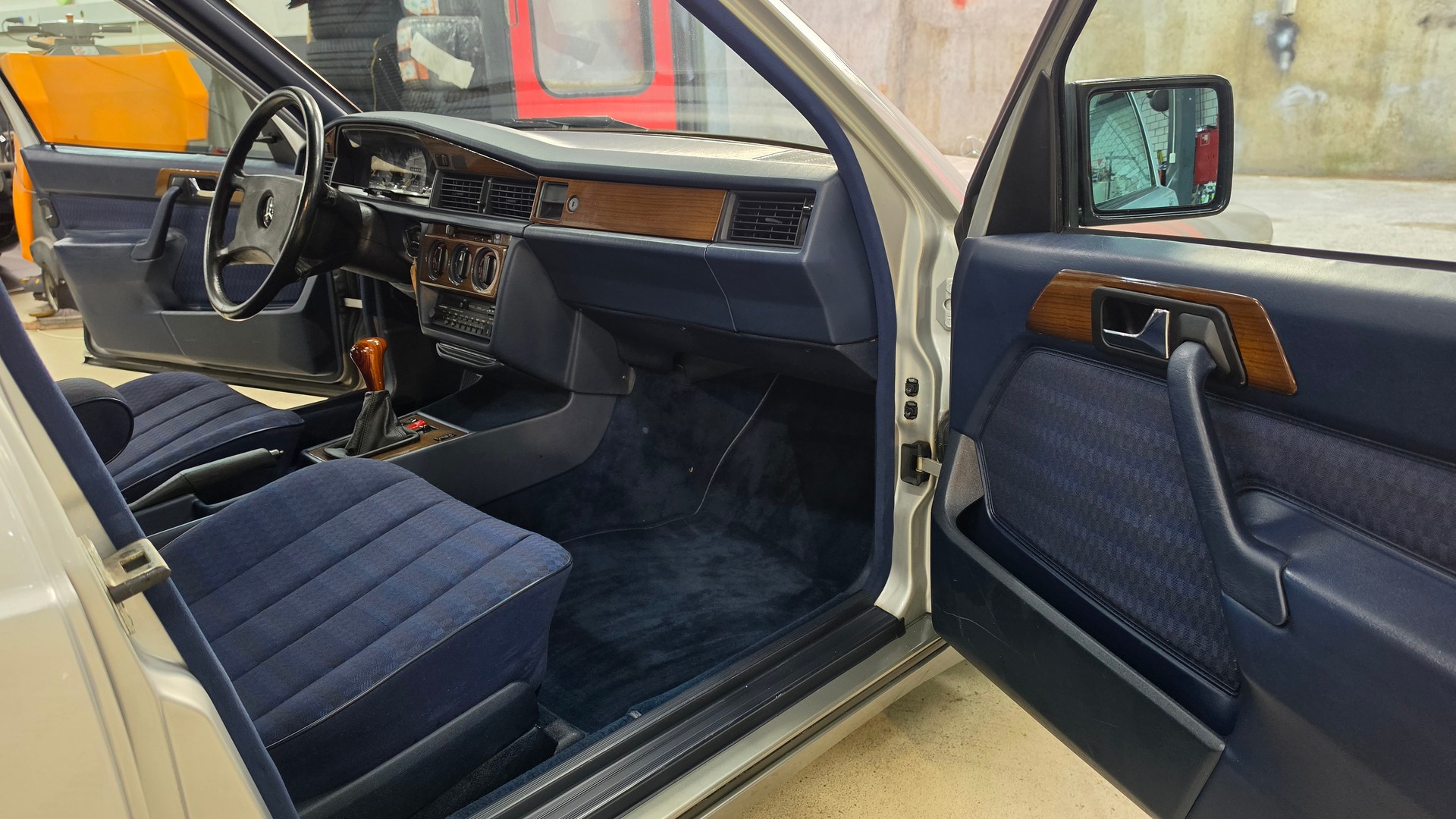 MERCEDES-BENZ 190 E 2.6 Handschalter-image-27