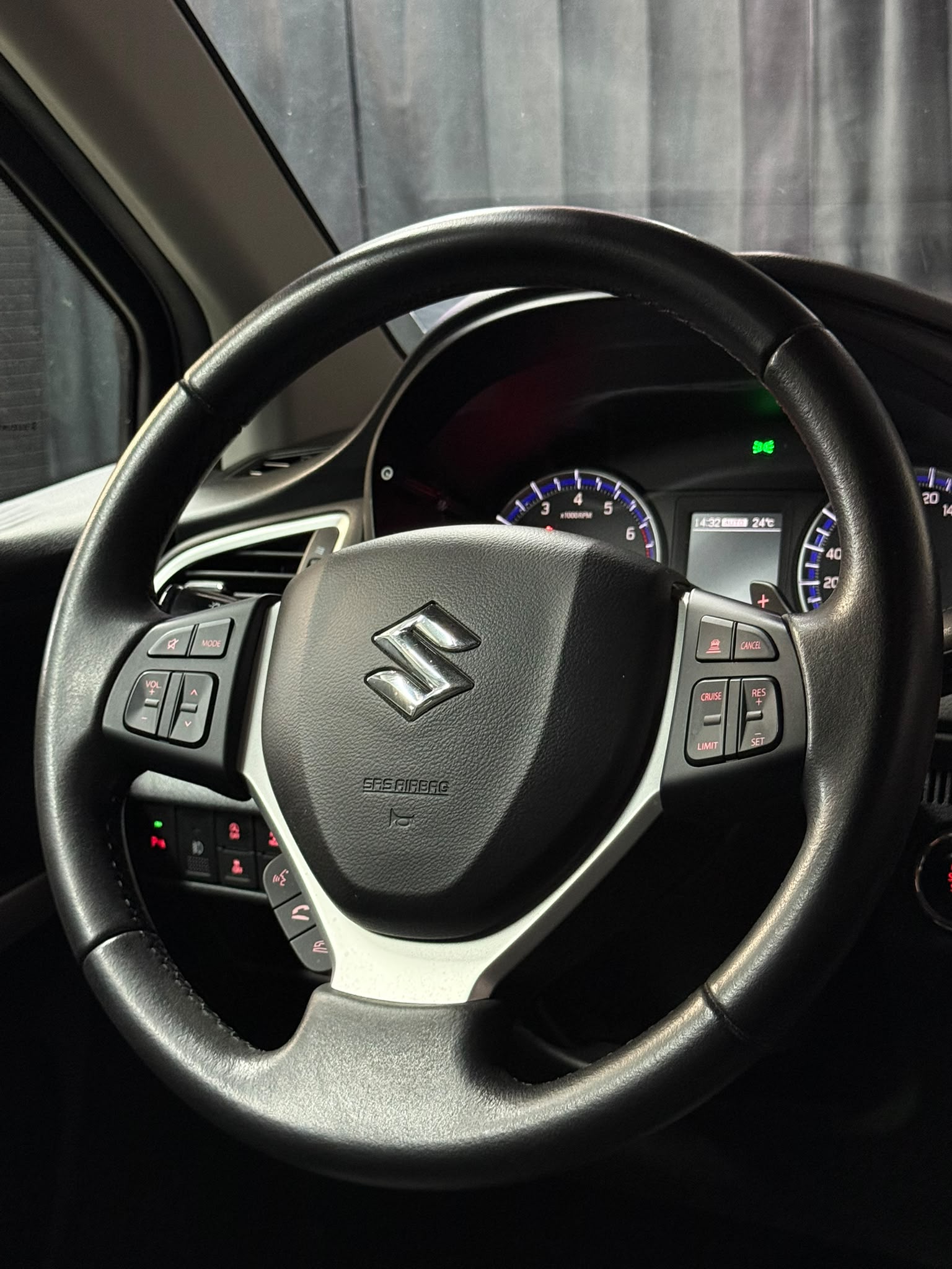 SUZUKI SX4 S-Cross 1.4 16V Piz Sulai 4WD Automatic / Aus Erster Hand / CH- Fahrzeug-image-15