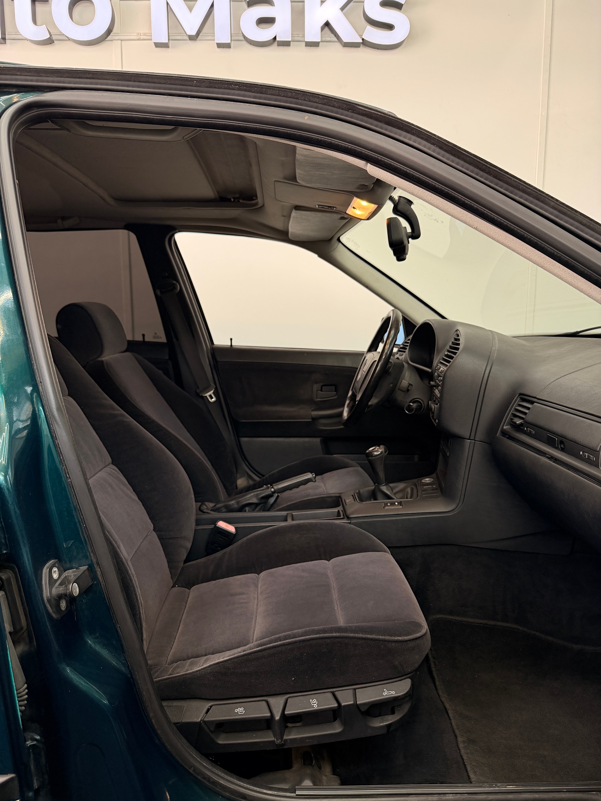 BMW 328i-image-7