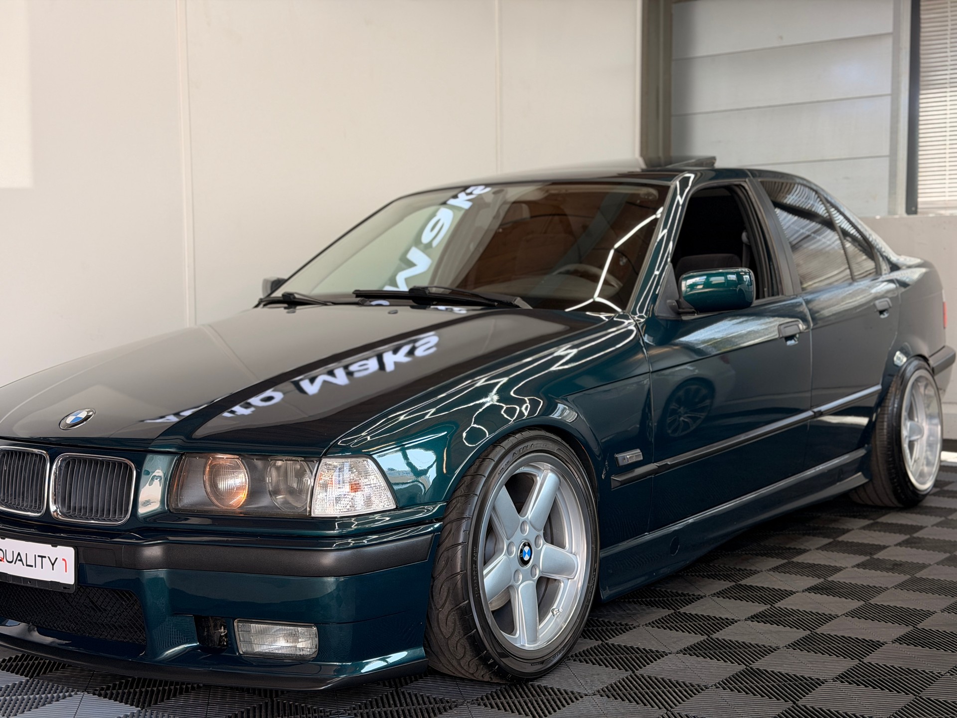 BMW 328i-image-5
