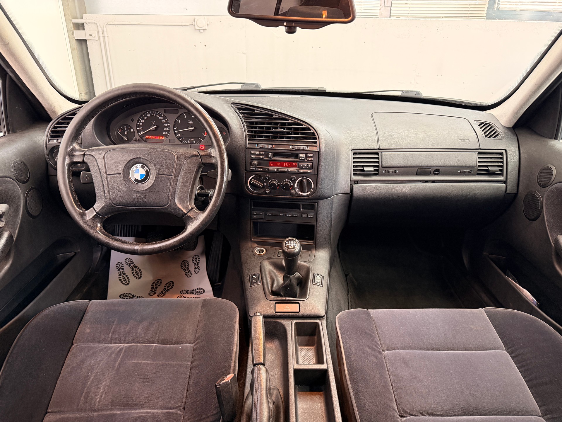 BMW 328i-image-9