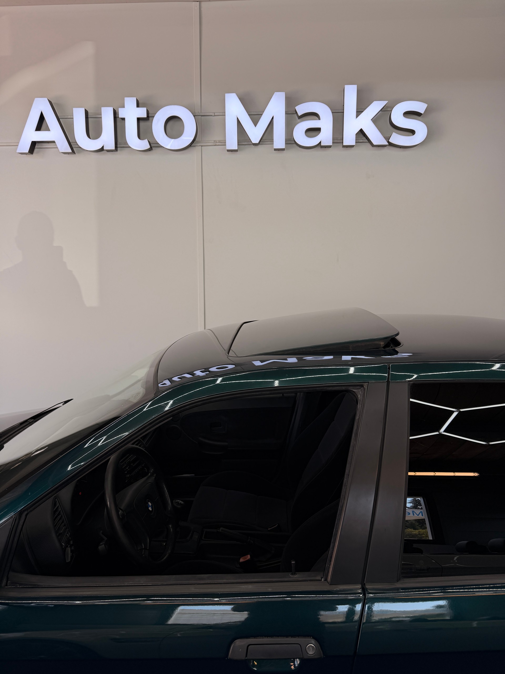 BMW 328i-image-6
