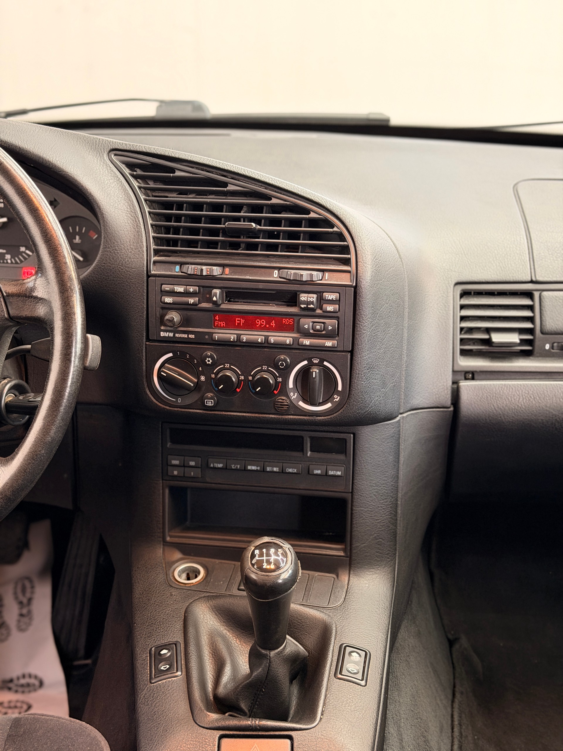 BMW 328i-image-10