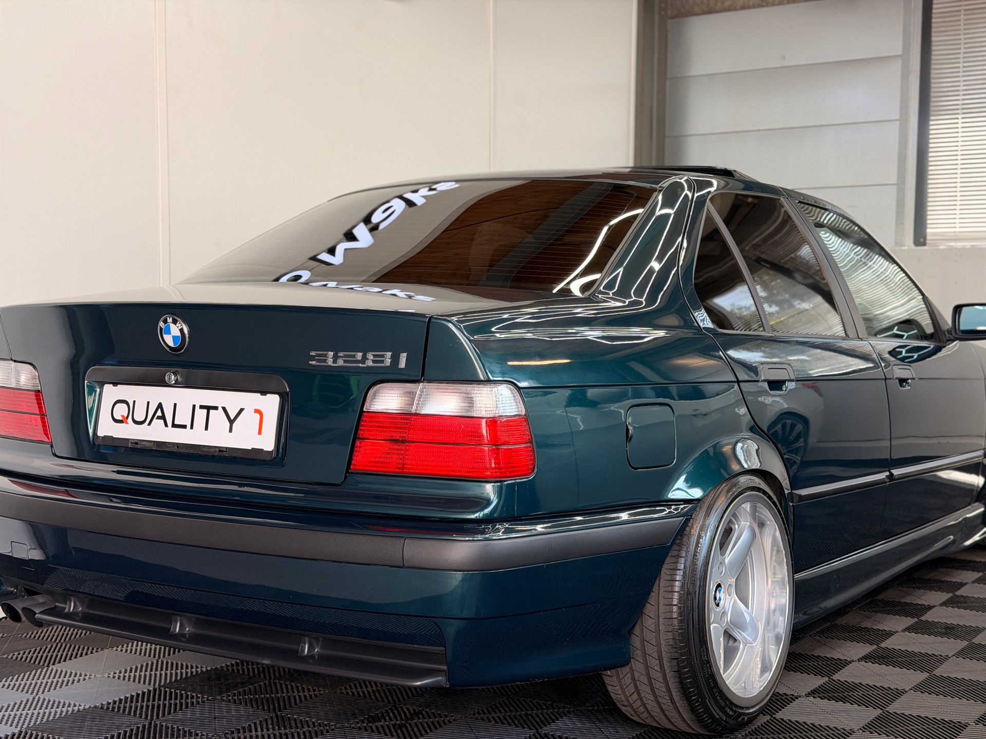 BMW 328i-image-2