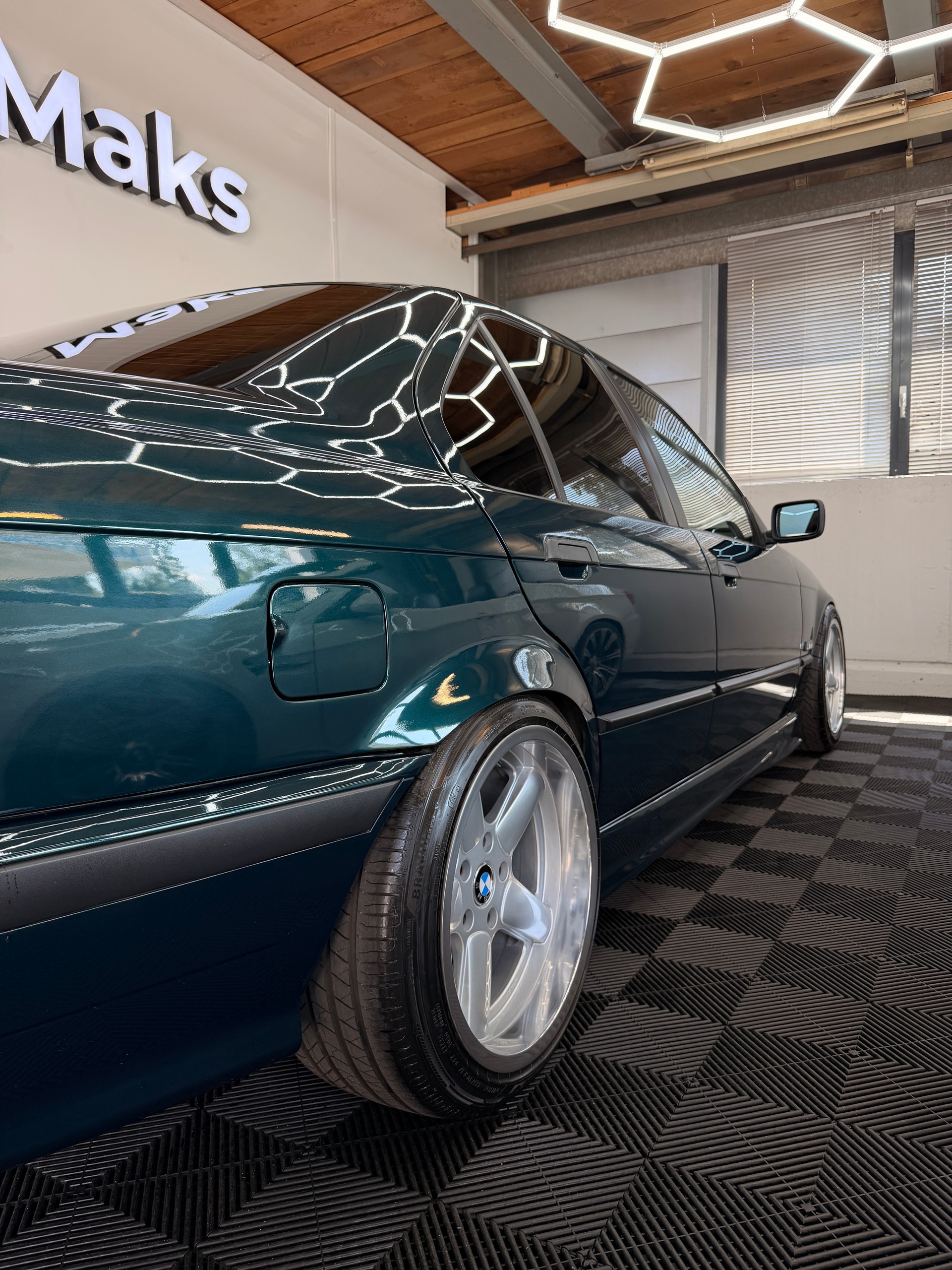 BMW 328i-image-4