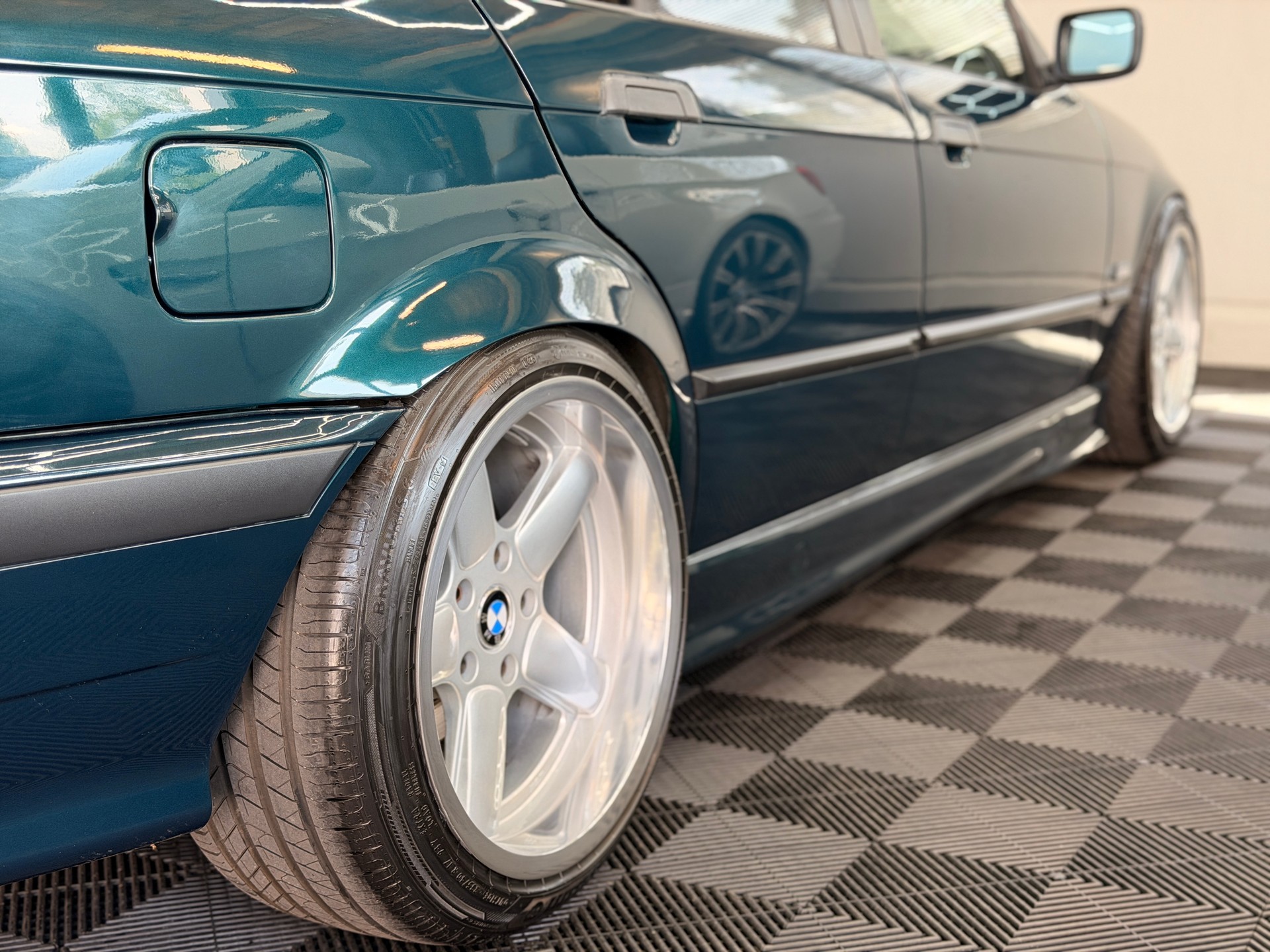BMW 328i-image-3