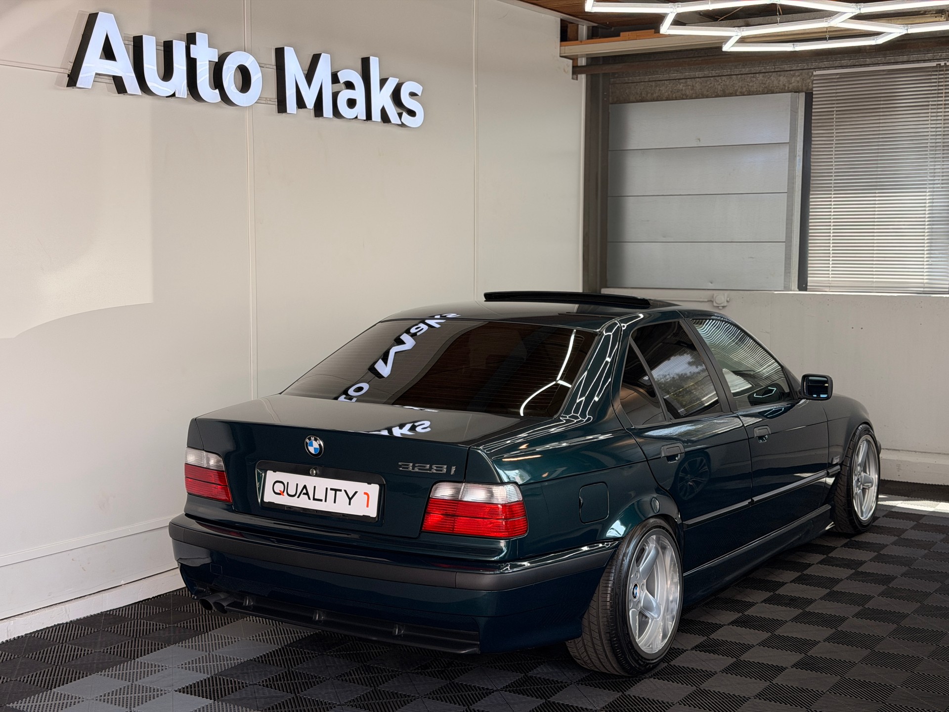 BMW 328i-image-1
