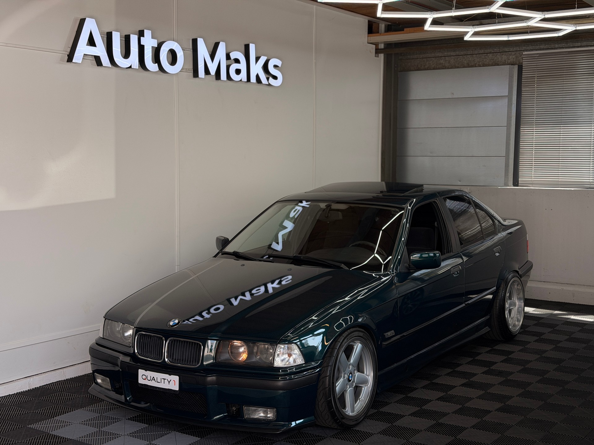 BMW 328i-image-0