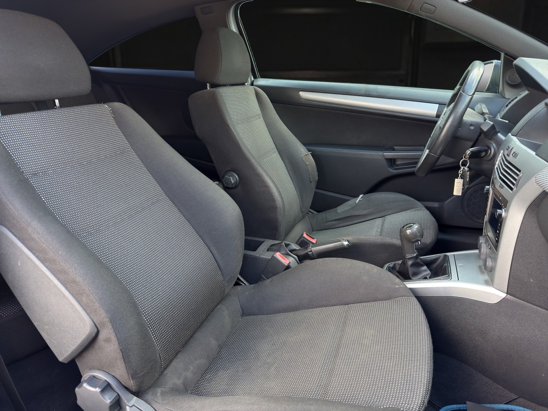 OPEL Astra GTC 2.0i 16V Turbo Sport-image-9