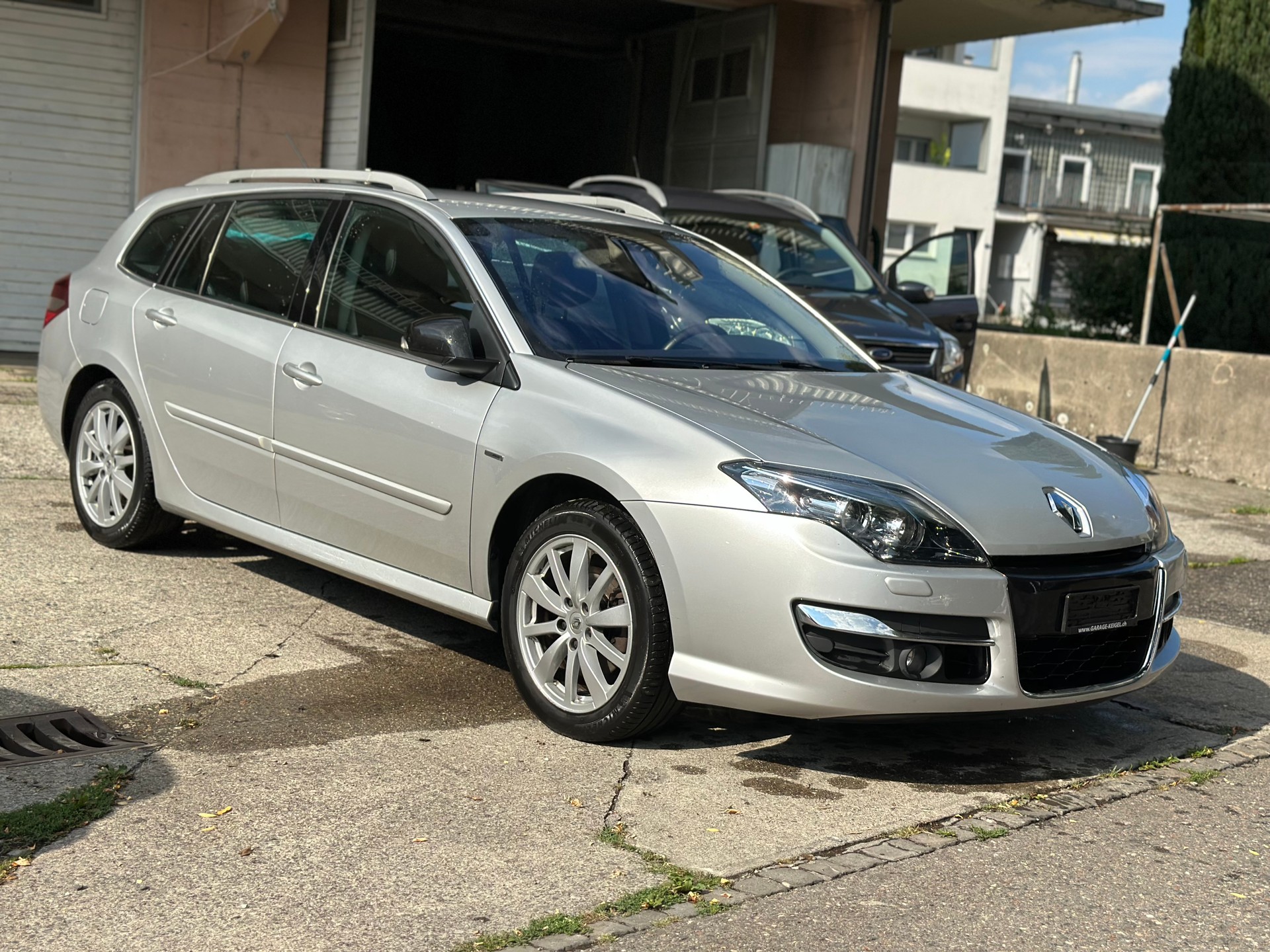 RENAULT Laguna Grandtour 2.0 16V T Dynamique Automatic-image-1