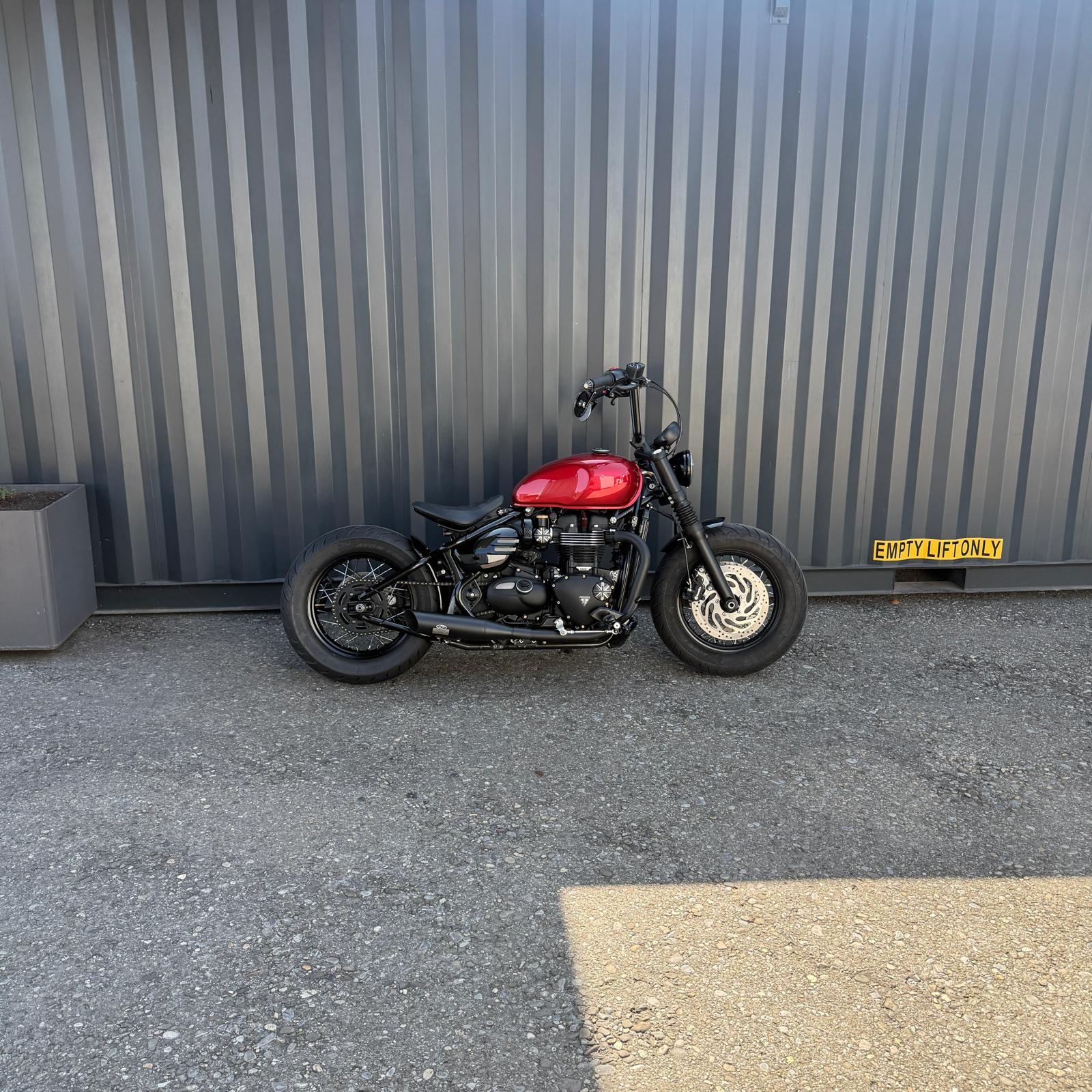 TRIUMPH Bonneville 1200 Bobber Black ABS-showroom-element-1