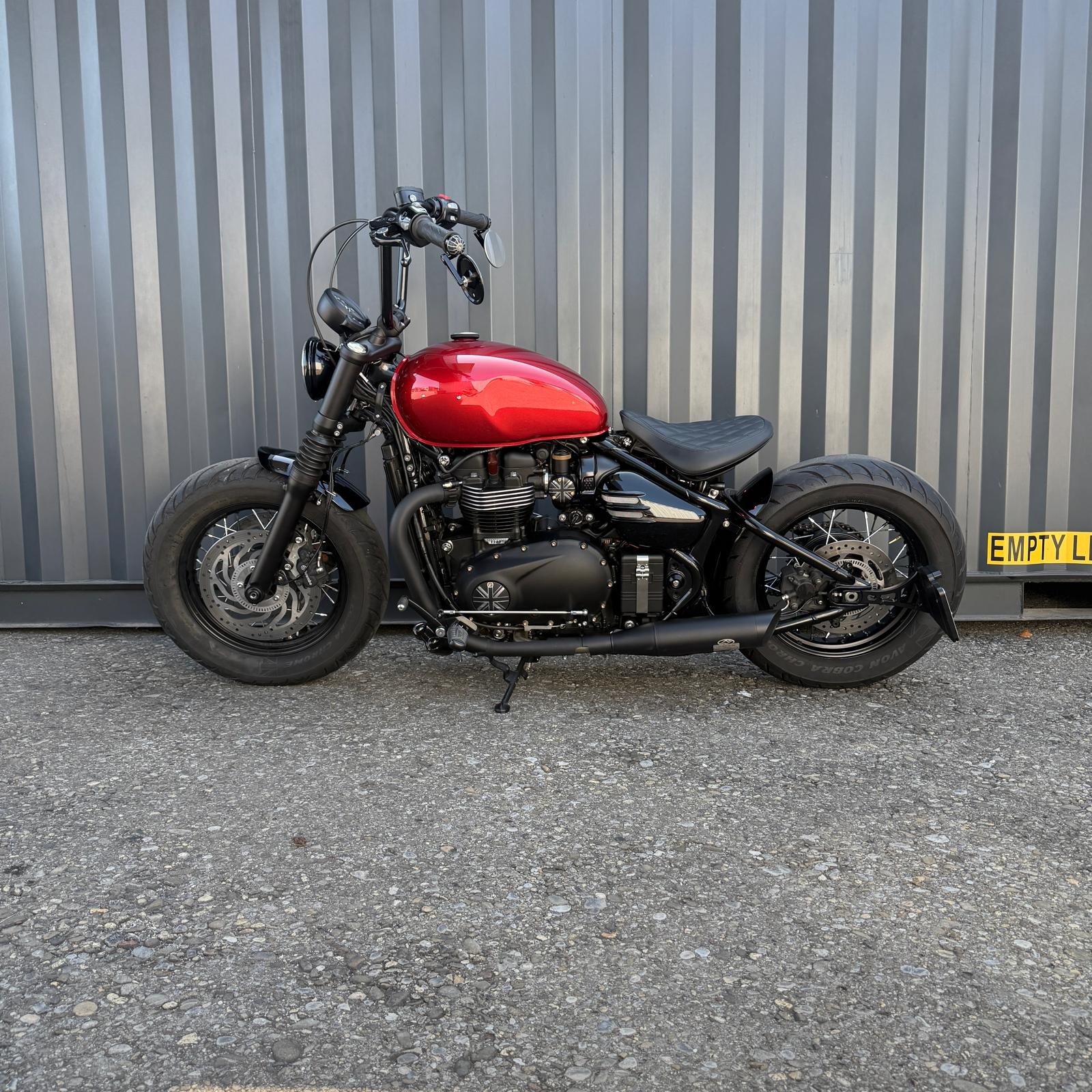 TRIUMPH Bonneville 1200 Bobber Black ABS-showroom-element-2