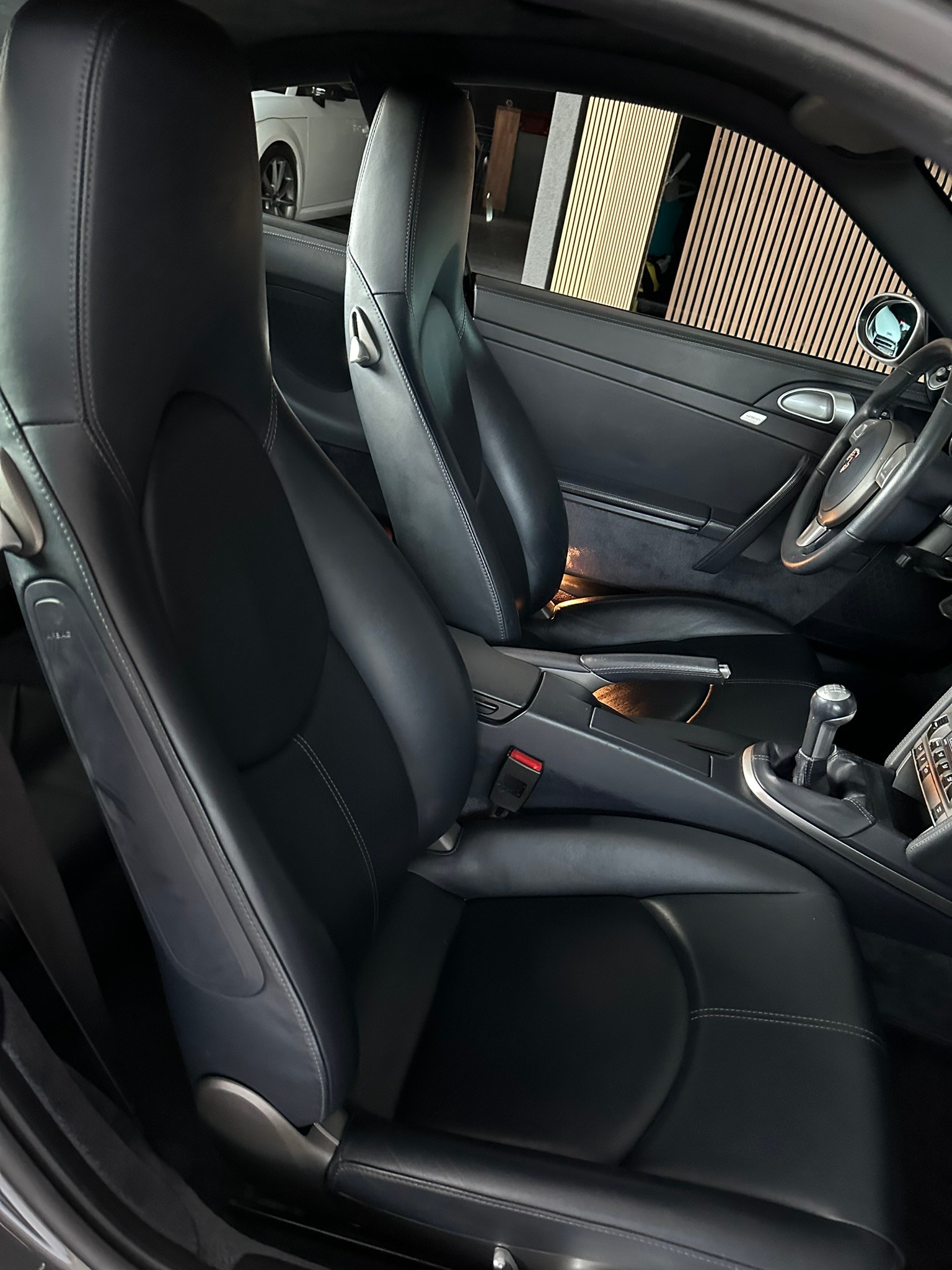 PORSCHE 911 Carrera 4S-image-9