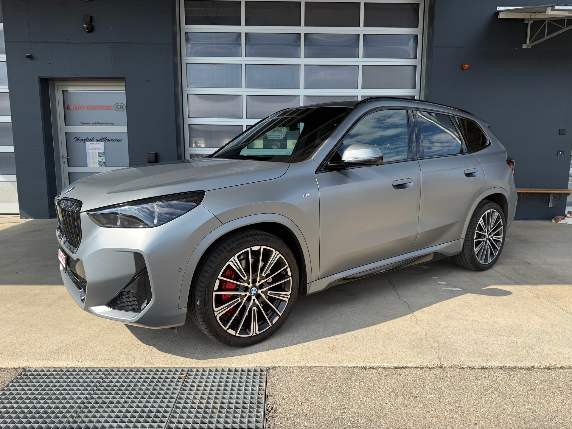 BMW X1 xDrive 23d 48V M Sport Pro 4x4 matt grau mit mega Ausstattung-image-3
