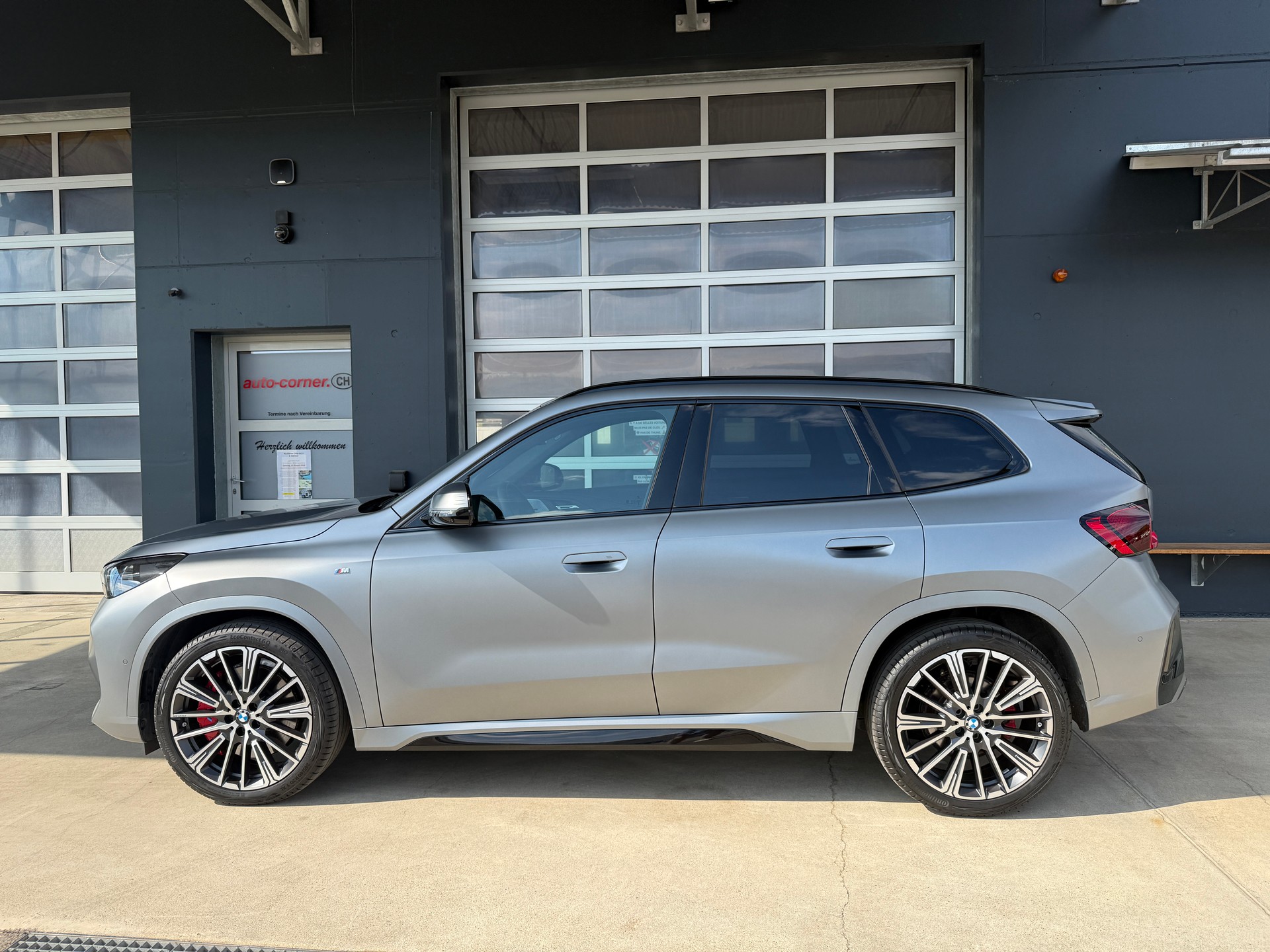 BMW X1 xDrive 23d 48V M Sport Pro 4x4 matt grau mit mega Ausstattung-image-1