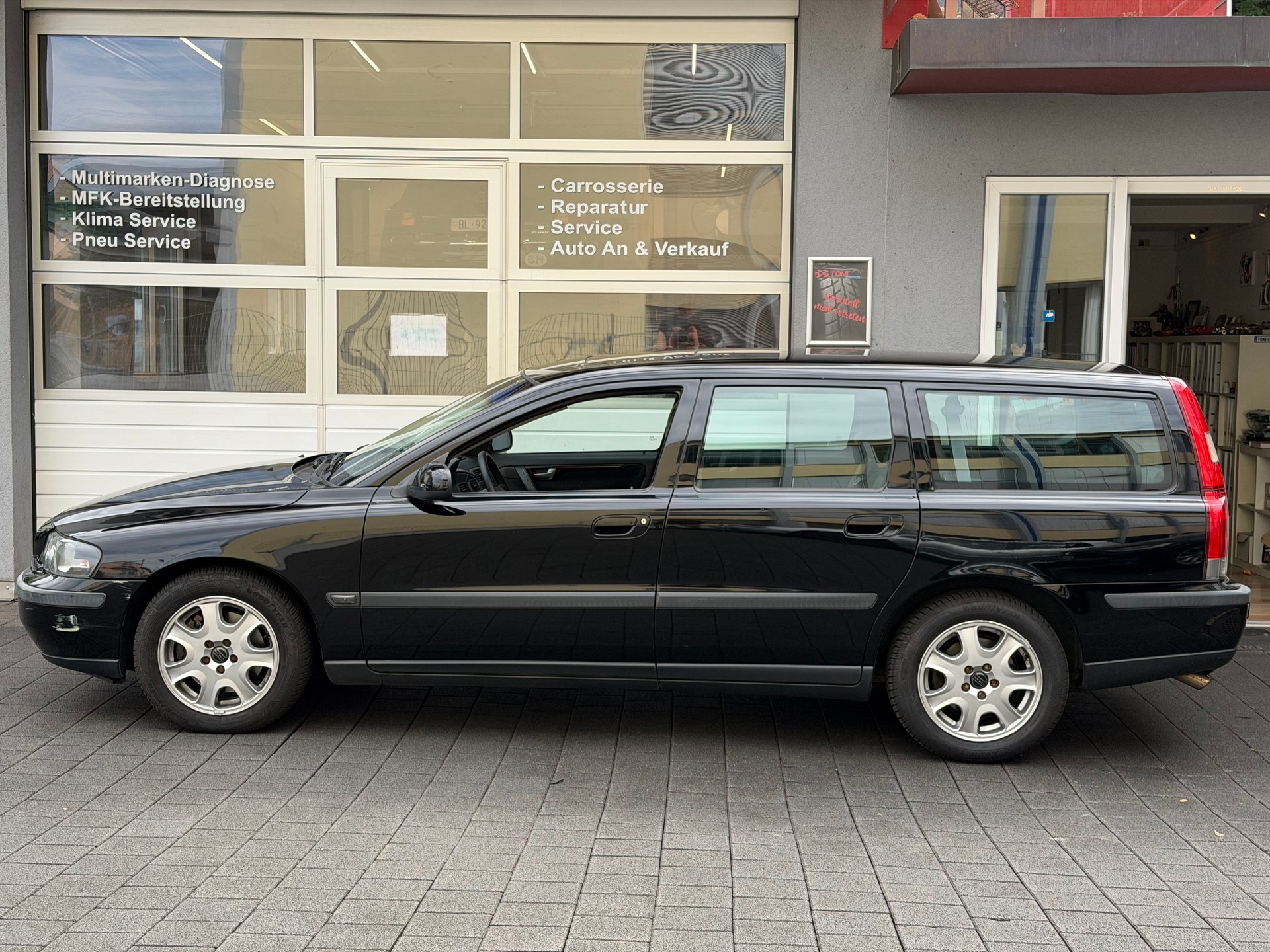 VOLVO Volvo V70 T5*Unikat*Frisch ab MFK&Service*8-Fach Räder*250PS*Schiebedach*-image-1