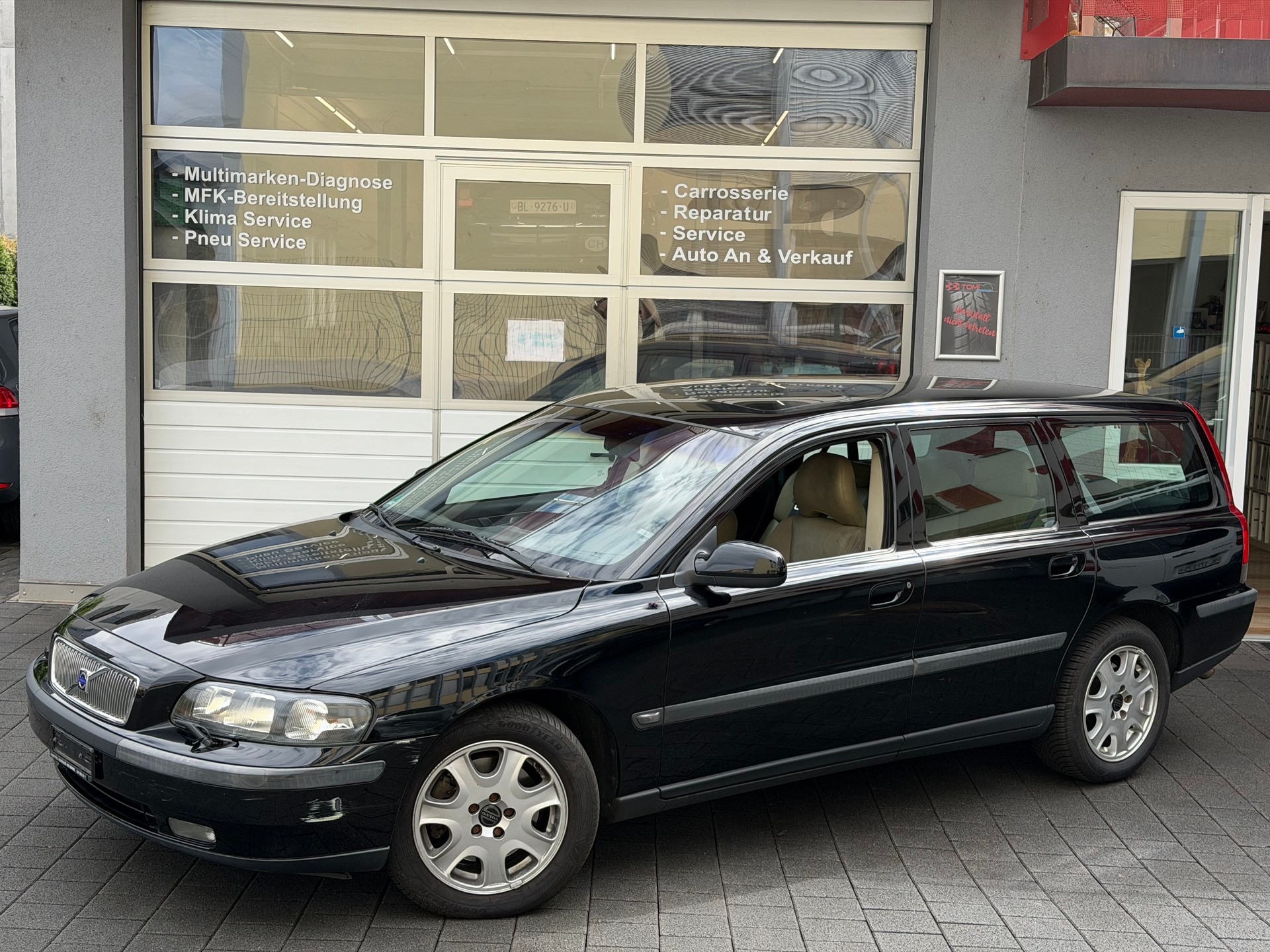 VOLVO Volvo V70 T5*Unikat*Frisch ab MFK&Service*8-Fach Räder*250PS*Schiebedach*-image-0